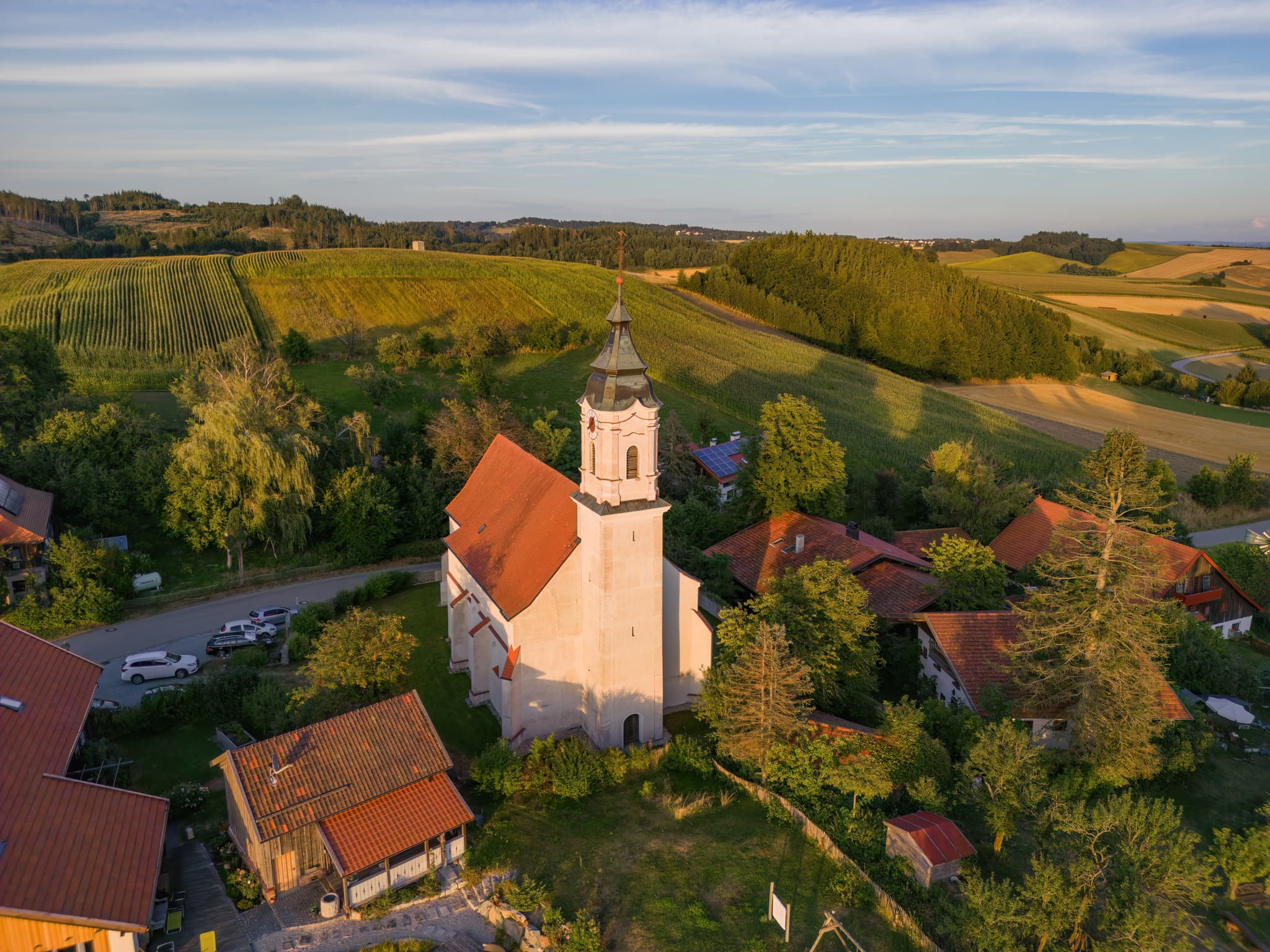 St. Wolfgang Wallfahrtskirche, Bad Griesbach, Niederbayern - Luftaufnahme der Wallfahrtskirche St. Wolfgang in Bad Griesbach, Landkreis Passau, Niederbayern, Deutschland. Malerisch eingebettet.
