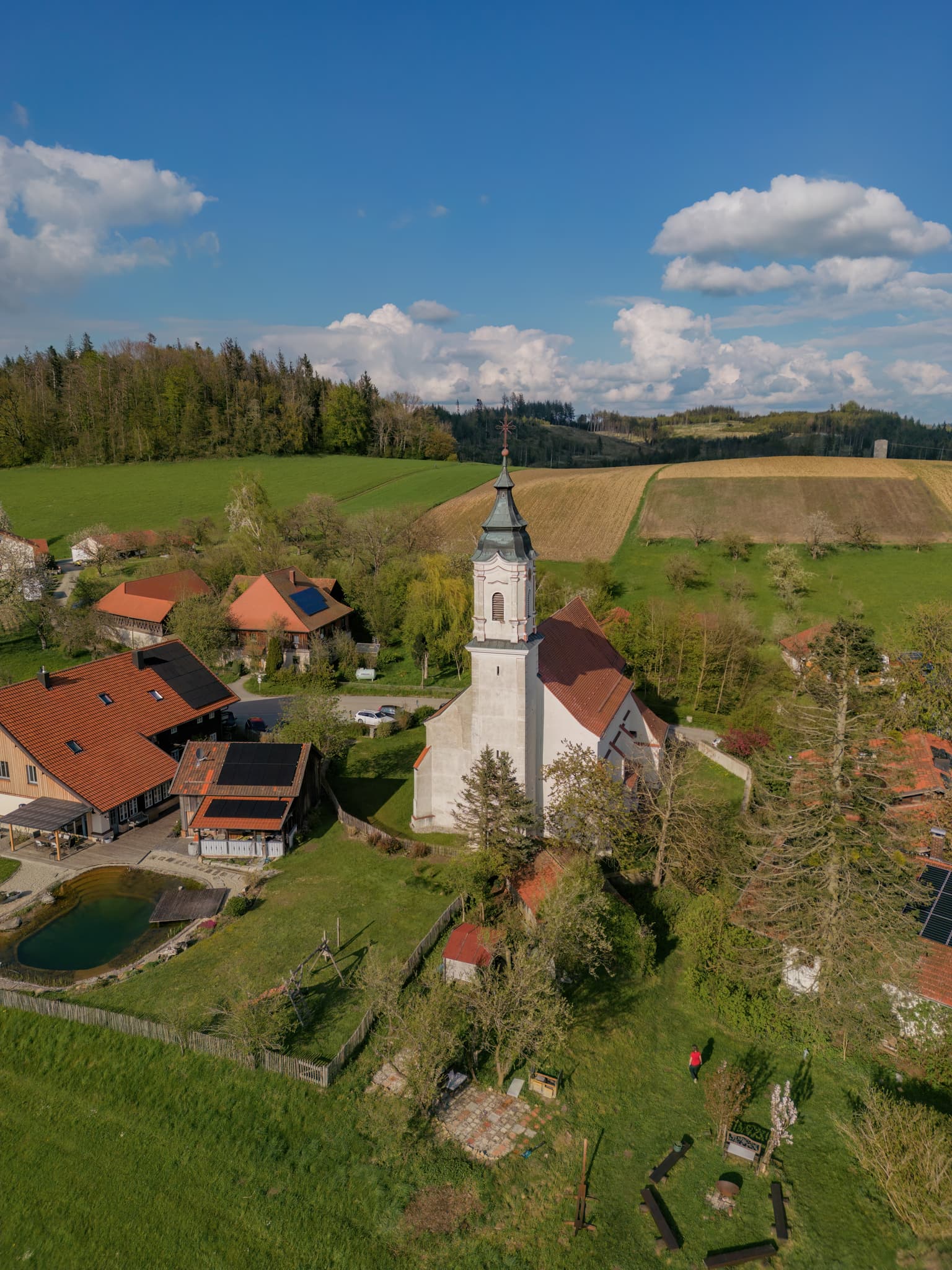 St. Wolfgang Wallfahrtskirche, Bad Griesbach, Niederbayern - Entdecken Sie die malerische Wallfahrtskirche St. Wolfgang in Bad Griesbach, Landkreis Passau, Niederbayern. Kirche und umliegende Landschaft im Bäderdreieck.