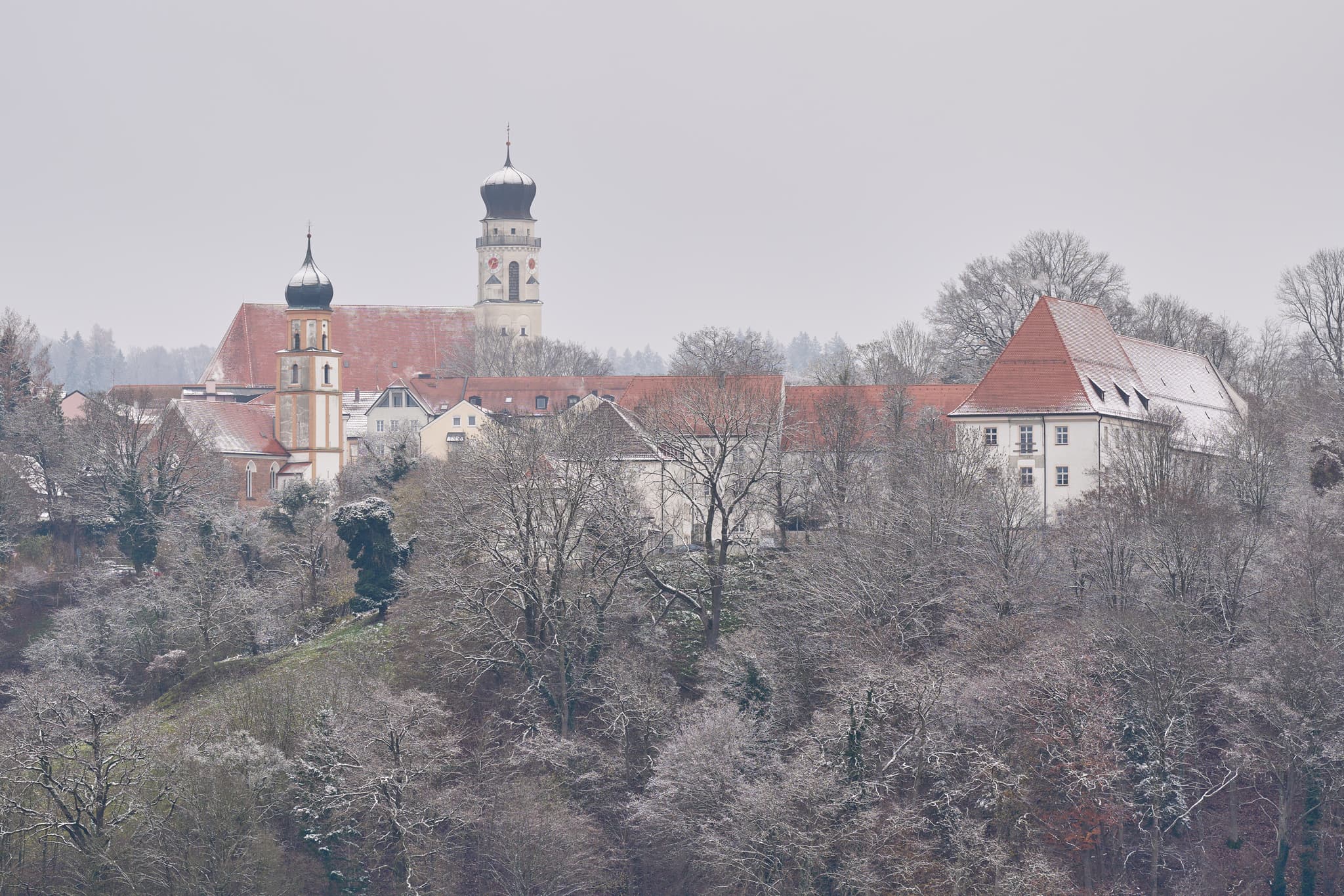 Stadt Leiten Herbst, Bad Griesbach, Passau, Niederbayern - Herbstliche Ansicht der Stadt Leiten in Bad Griesbach, Landkreis Passau, Niederbayern. Idyllische Landschaft im Herzen der Bäderregion Deutschlands.