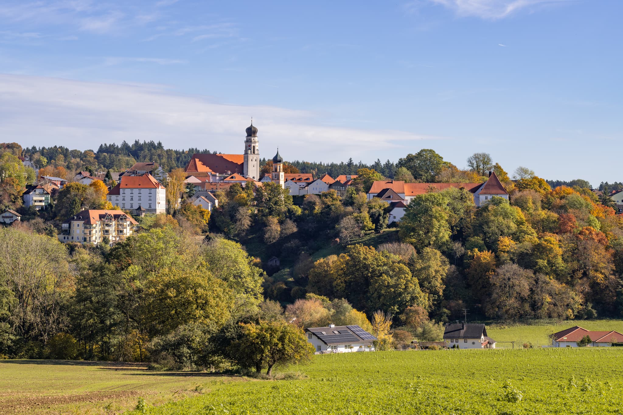 Stadt Leiten Herbst, Bad Griesbach, Passau, Niederbayern - Herrliche Herbstansicht von Stadt Leiten in Bad Griesbach, Landkreis Passau, Niederbayern, Deutschland. Die goldenen Farben des Rottals unter blauem Himmel.