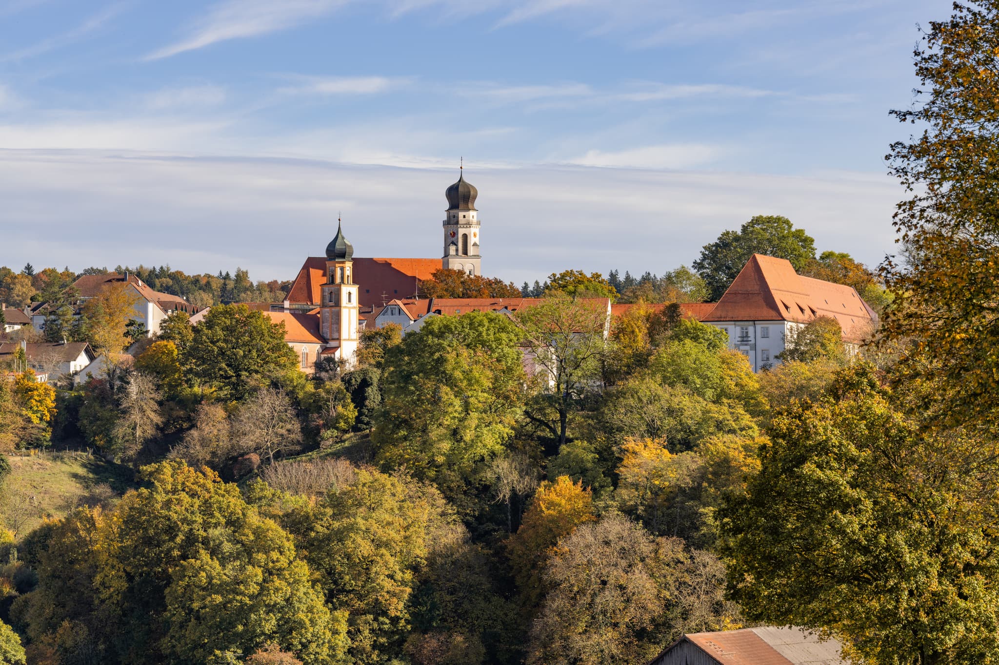 Stadt Leiten Herbst, Bad Griesbach, Passau, Niederbayern - Herbstliche Ansicht der Stadt Leiten in Bad Griesbach, Landkreis Passau, Niederbayern. Idyllische Landschaft im Herzen der Bäderregion Deutschlands.