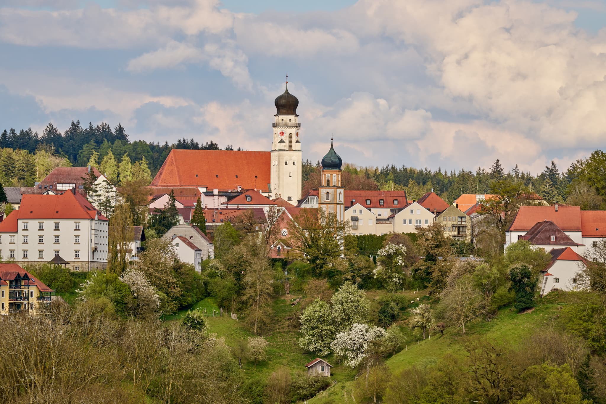 Stadt Schlossberg Bad Griesbach, Passau, Niederbayern - Ansicht des Stadt Schlossbergs in Bad Griesbach im Rottal, Passau, Niederbayern, Deutschland. Stadtpfarrkirche und Friedhofskirche der bekannten Bäderstadt.