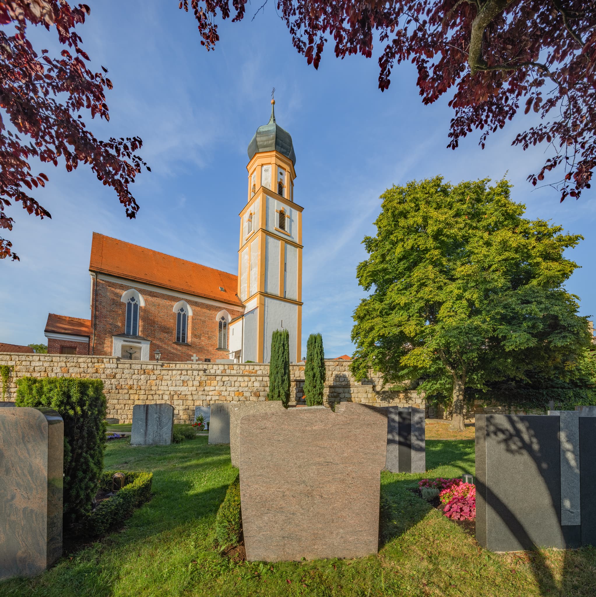 Stadt St. Michael Friedhofskirche, Bad Griesbach, Passau - Friedhofskirche St. Michael in Bad Griesbach, Landkreis Passau, Niederbayern, Bayern. Das Bild zeigt die Kirche auf einem Friedhof. Donau-Wald. Deutschland.