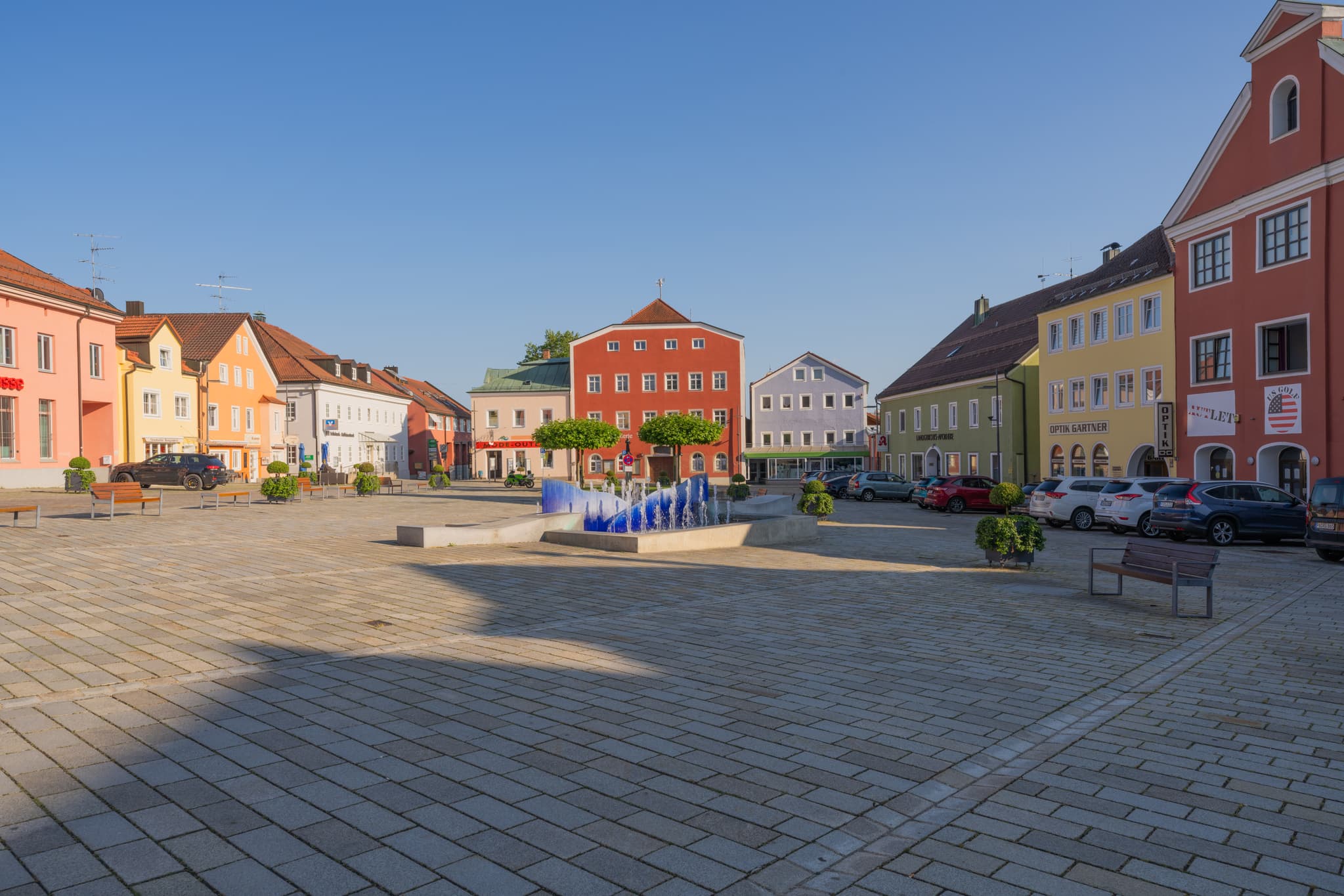 Stadt Stadtplatz Bad Griesbach, Passau, Bäderdreieck - Entdecke den historischen Stadtplatz von Bad Griesbach im Rottal, Landkreis Passau, Niederbayern. Eine Ansicht des Zentrums der Kurstadt im Bäderdreieck.