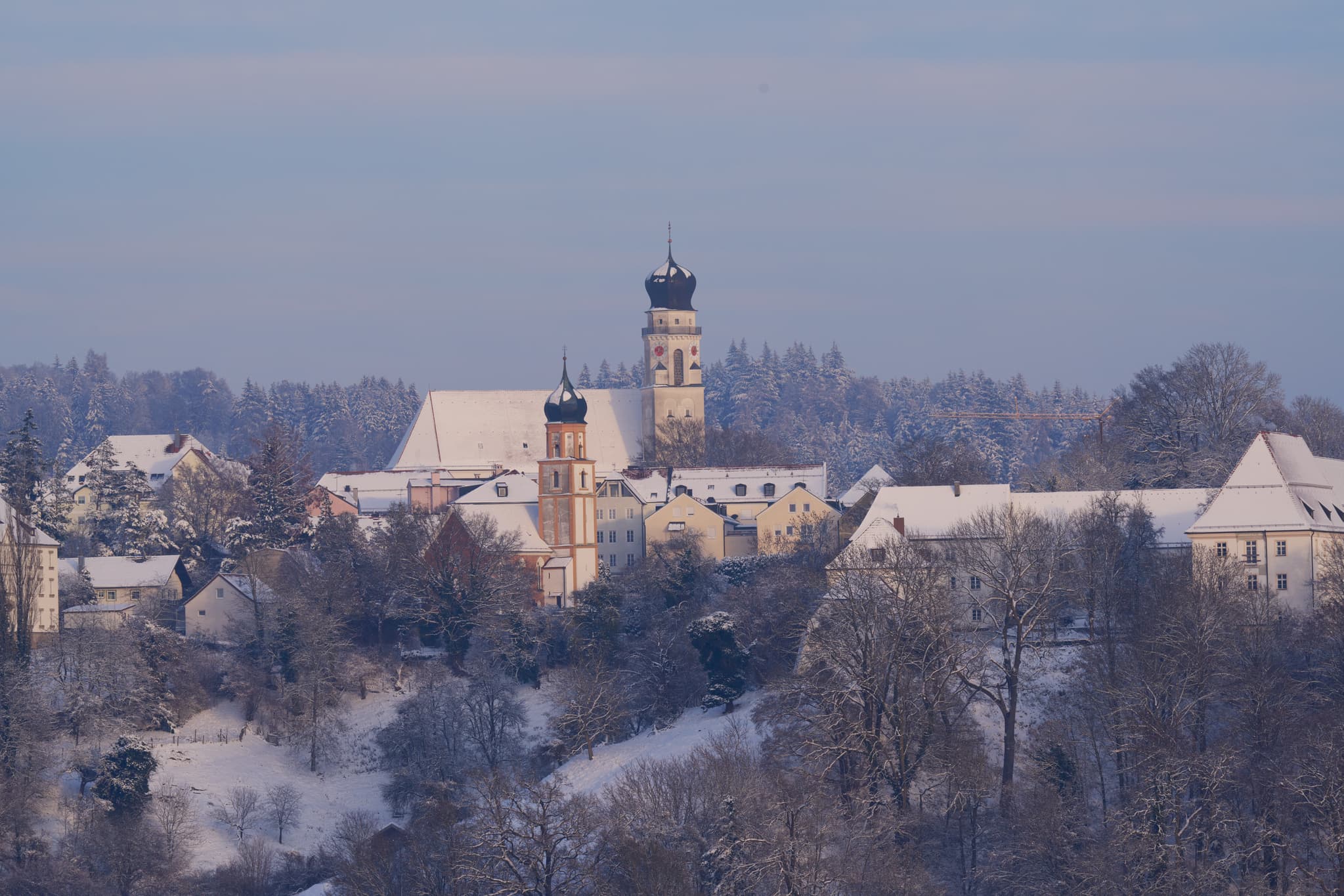 Stadt Winter aus Maierhof, Bad Griesbach, Passau, Rottal - Winterliche Ansicht der Stadt Bad Griesbach im Rottal, Landkreis Passau, Niederbayern, Deutschland, aufgenommen von Maierhof. Eine malerische Schneelandschaft.