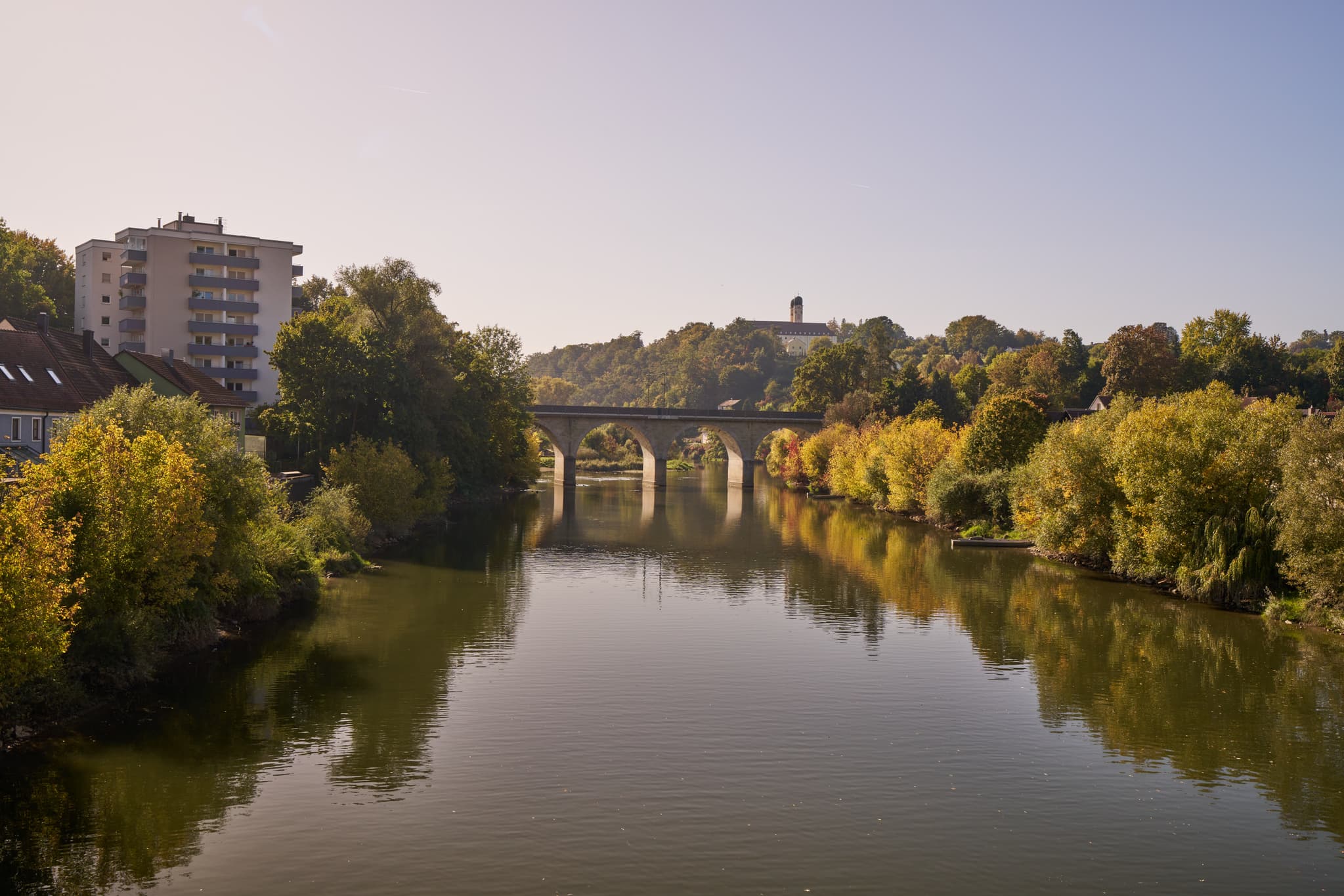 Stadtansicht Vils, Vilshofen, Landkreis Passau, Niederbayern - Blick auf Vils in Vilshofen, Landkreis Passau, Niederbayern. Flusslandschaft mit Brücke, Gebäuden und bewaldeten Ufern in der Region Donau-Wald, Deutschland.