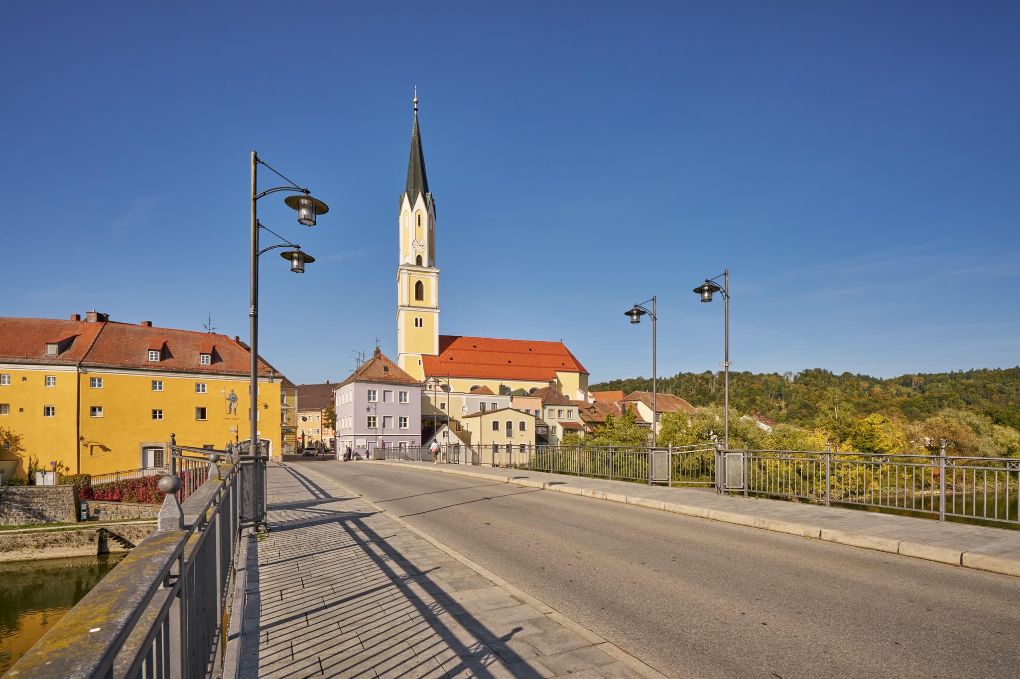 Stadtansicht Vils, Vilshofen, Passau, Niederbayern - Stadtansicht von Vils, Ortsteil Vilshofen, Landkreis Passau, Niederbayern, Deutschland. Zeigt typische Architektur im Donau-Wald mit Fluss und Kirchturm.