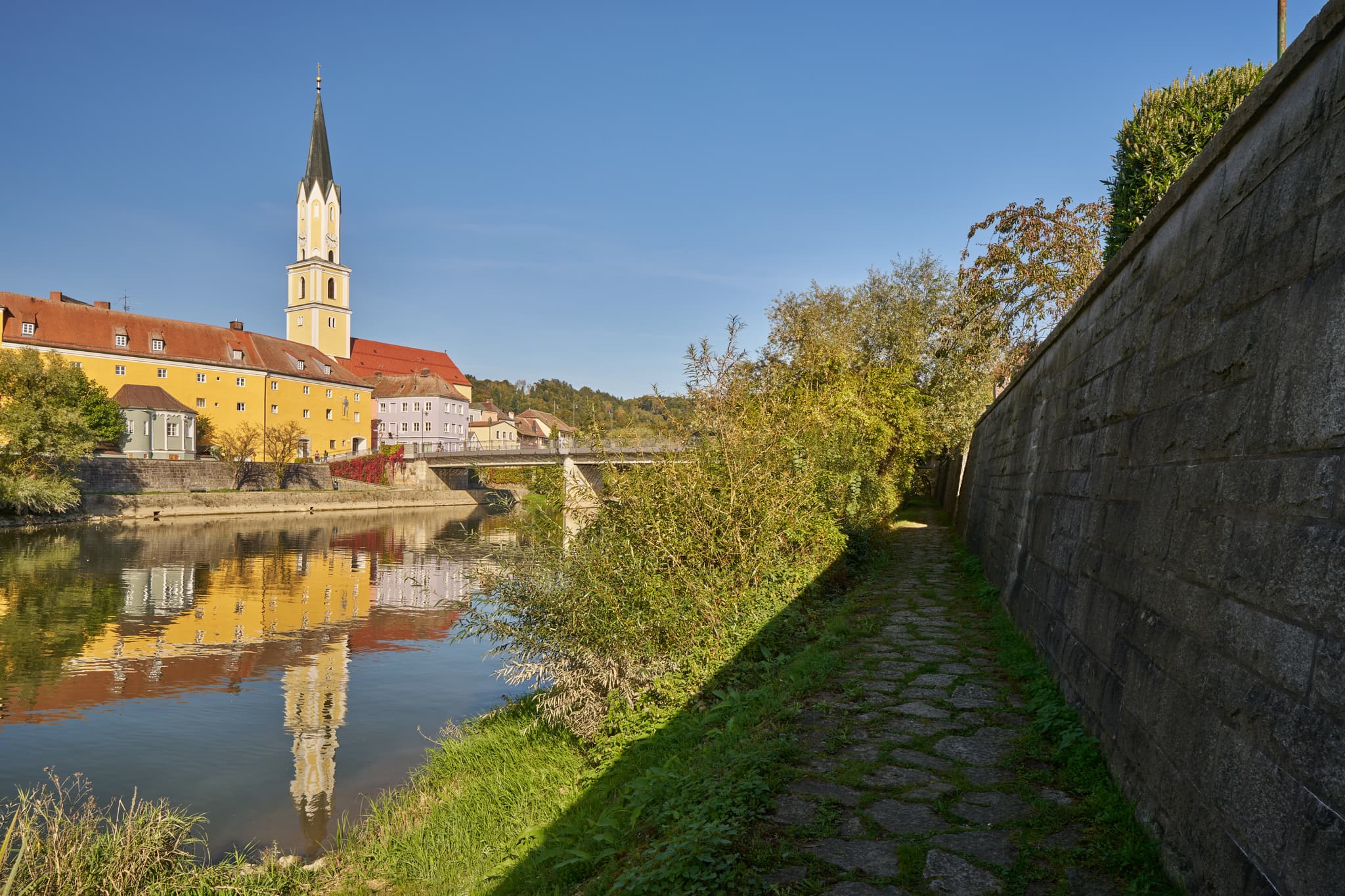 Stadtansicht Vilshofen an der Vils, Landkreis Passau - Die Stadtansicht von Vilshofen an der Vils im Landkreis Passau, Niederbayern, Deutschland. Ein malerischer Blick im Donau-Wald auf historische Architektur.