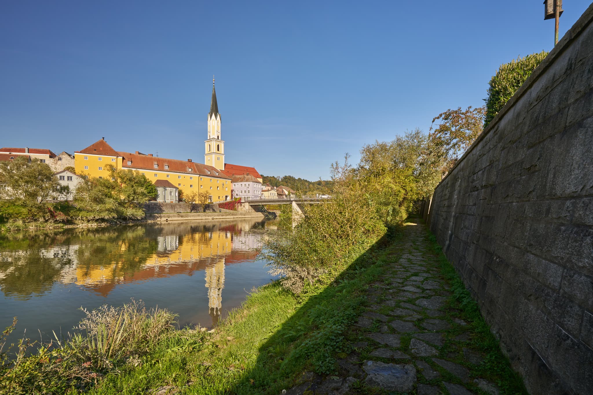 Stadtansicht Vilshofen an der Vils, Landkreis Passau - Die Stadtansicht von Vilshofen an der Vils im Landkreis Passau, Niederbayern, Deutschland. Ein malerischer Blick im Donau-Wald auf historische Architektur.