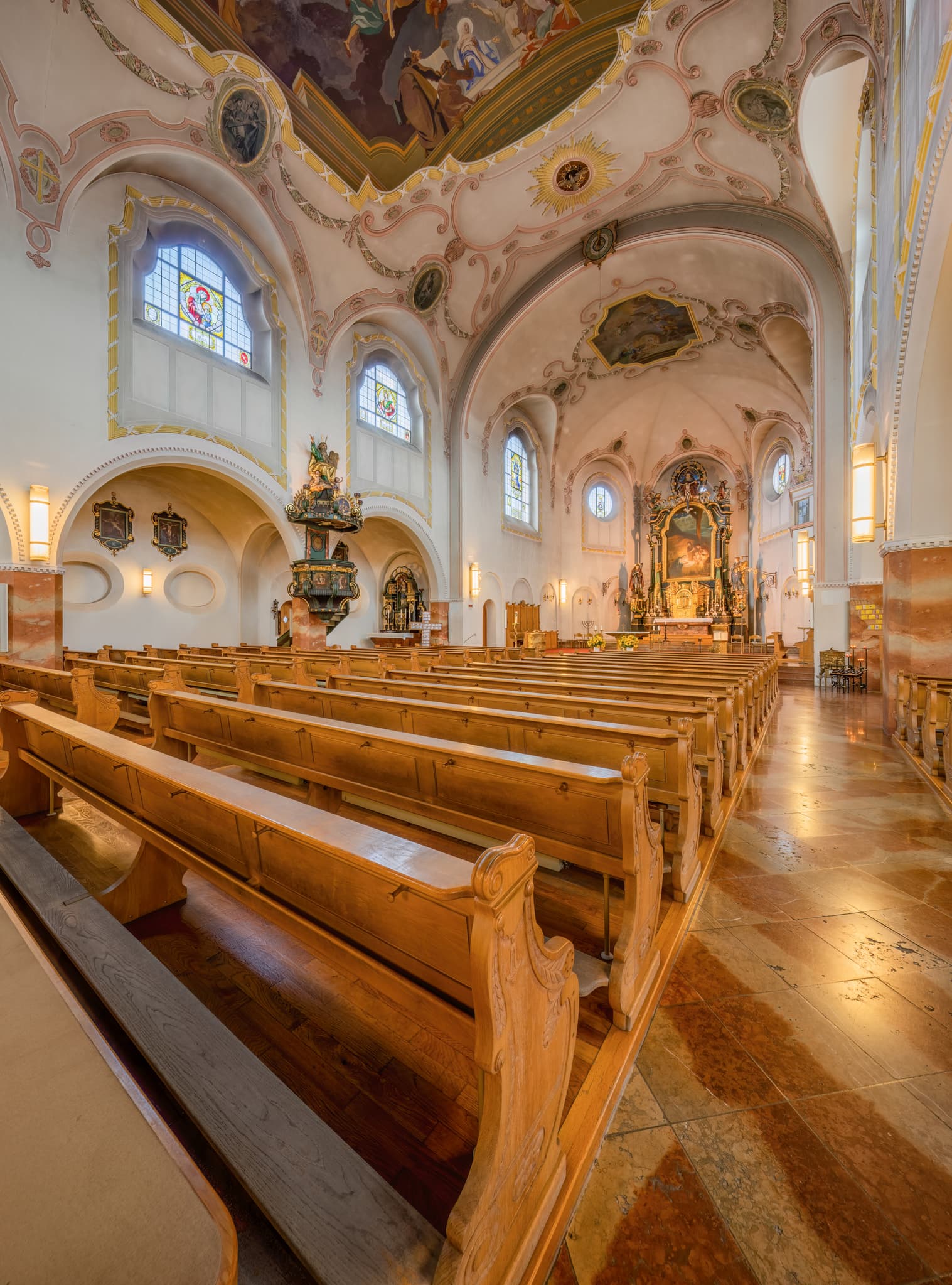 Stadtpfarrkirche Heilige Familie, Bad Griesbach, Passau - Stadt Pfarrkirche Heilige Familie in Bad Griesbach, Landkreis Passau, Niederbayern, Bayern. Das Bild zeigt die Kirchenbänke und die Deckenmalerei.
