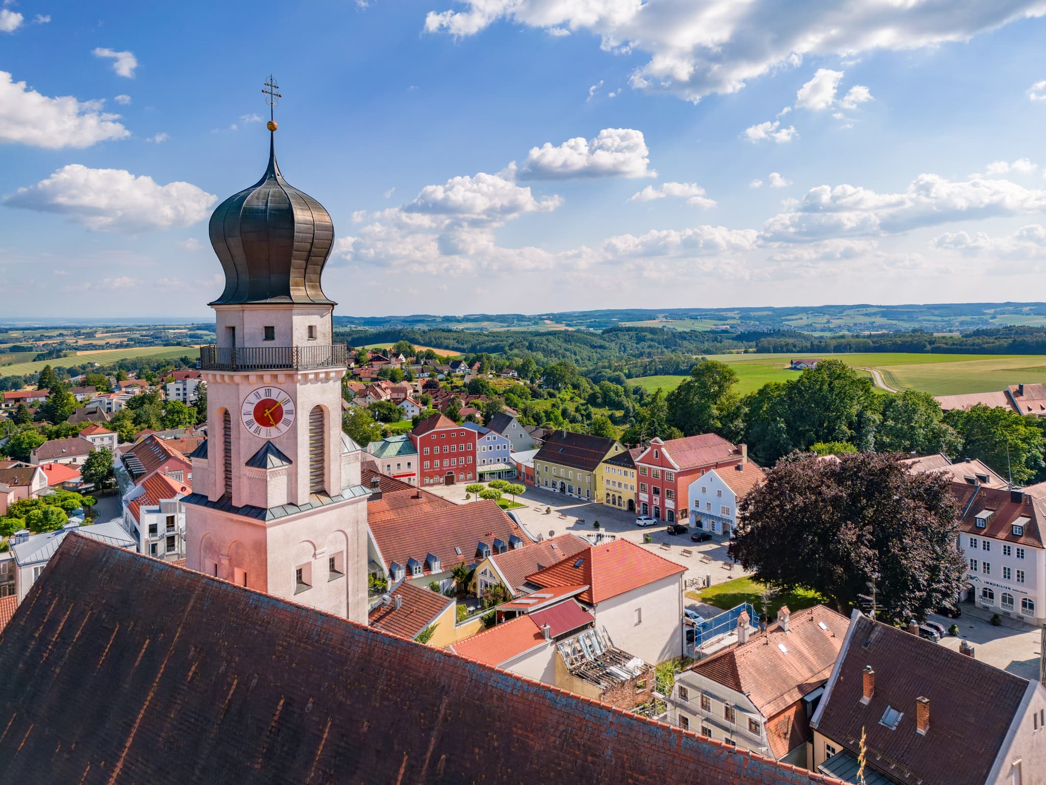 Stadtpfarrkirche Heilige Familie Luftbild, Bad Griesbach - Beeindruckendes Luftbild der Stadtpfarrkirche Heilige Familie in Bad Griesbach, Landkreis Passau, Niederbayern. Die Kurstadt im Bäderdreieck
