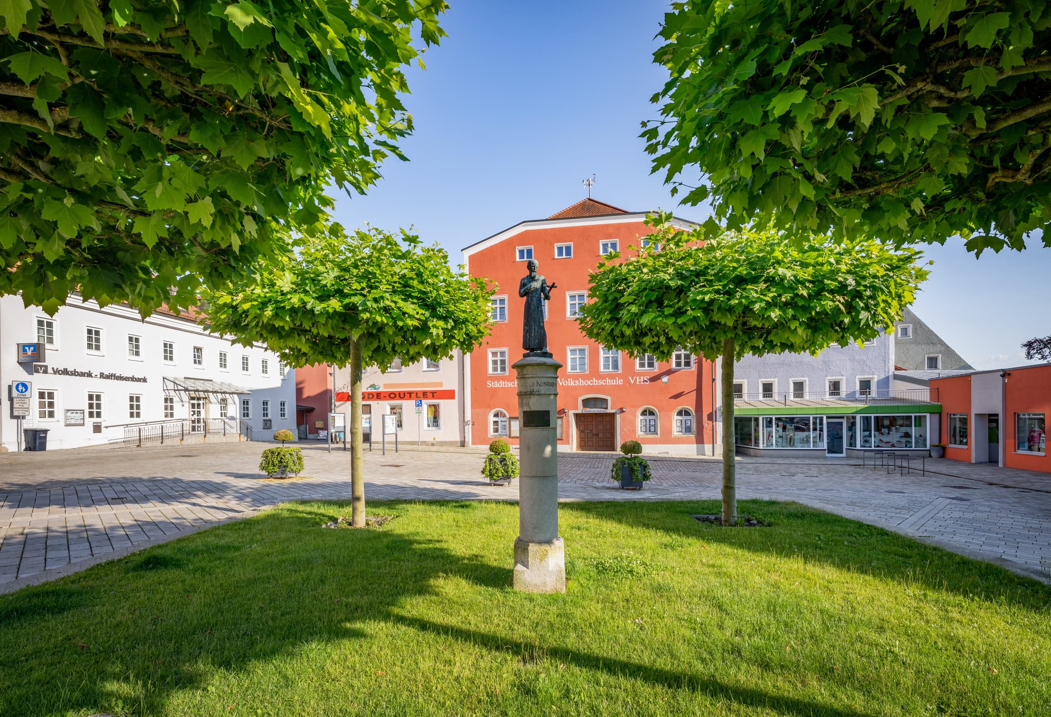 Stadtplatz Bad Griesbach, Passau, Niederbayern, Bäderdreieck - Der malerische Stadtplatz von Bad Griesbach im Rottal, Landkreis Passau, Niederbayern. Ein Juwel im Herzen des Bäderdreiecks in Deutschland.