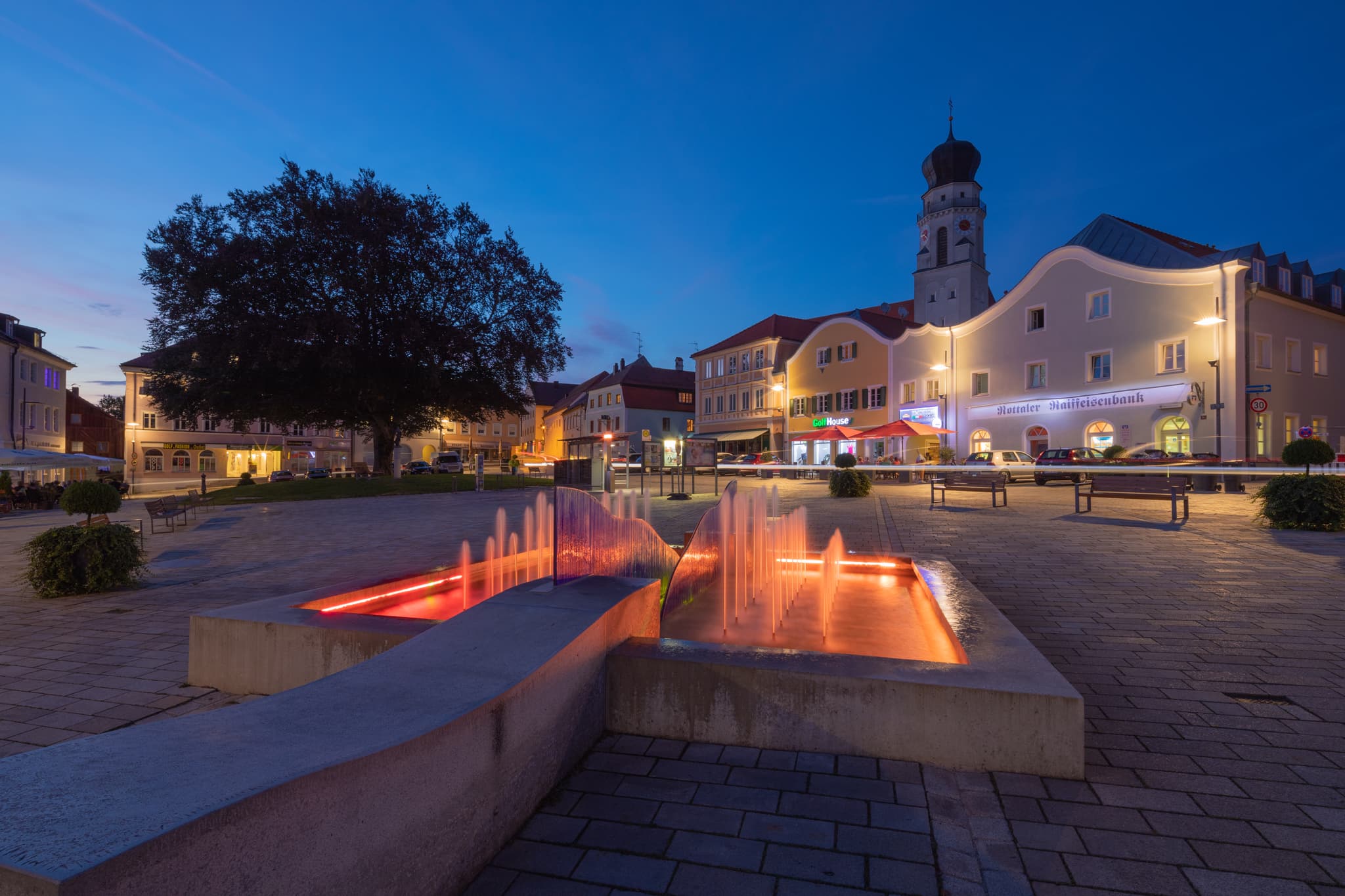Stadtplatz Brunnen zur blauen Stunde, Bad Griesbach, Passau - Der Stadtplatz Brunnen in Bad Griesbach im Rottal, Landkreis Passau, Niederbayern, Deutschland zur blauen Stunde. Eine idyllische Abendstimmung.