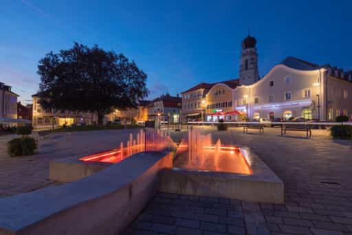 Stadtplatz Brunnen zur blauen Stunde, Bad Griesbach, Passau