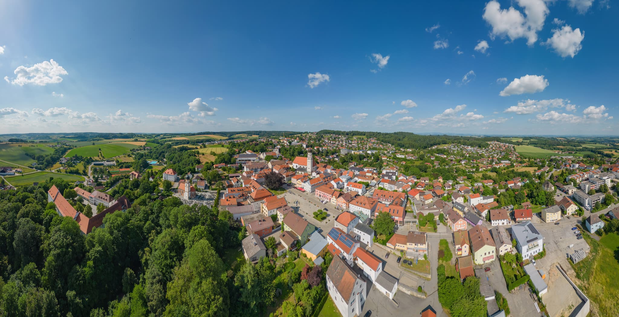 Stadtplatz, Luftaufnahme Bad Griesbach, Passau, Niederbayern - Luftaufnahme des Stadtplatzes mit Schloss in Bad Griesbach im Rottal, Landkreis Passau, Niederbayern.