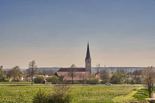 Stammham mit Pfarrkirche St. Laurentius, Landkreis Altöting