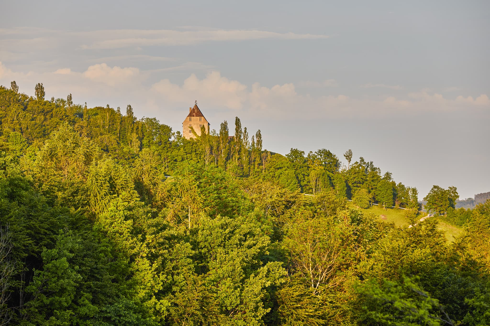 Stampfl Schlössl bei Gars am Inn, Mühldorf am Inn - Stampfl Schlössl nahe Gars am Inn, Mühldorf am Inn, Oberbayern, Deutschland. Umgeben von Wäldern in der Region Inn-Salzach, auf einem bewaldeten Hügel gelegen.