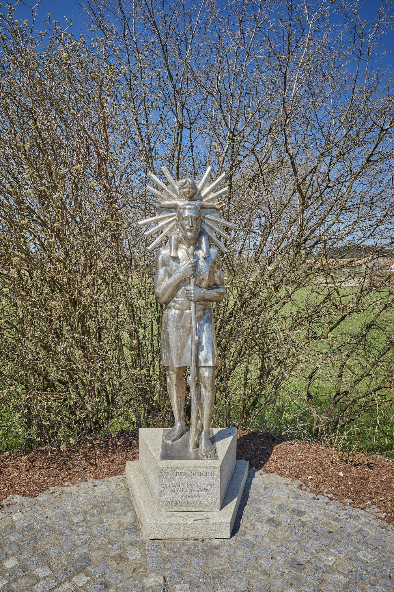 Statue Heiliger Christopherus, Unterdietfurt, Rottal-Inn - Statue des Heiligen Christopherus in Unterdietfurt, Rottal-Inn, Niederbayern. Denkmal in der Region Holzland, Deutschland, mit ländlicher Umgebung.