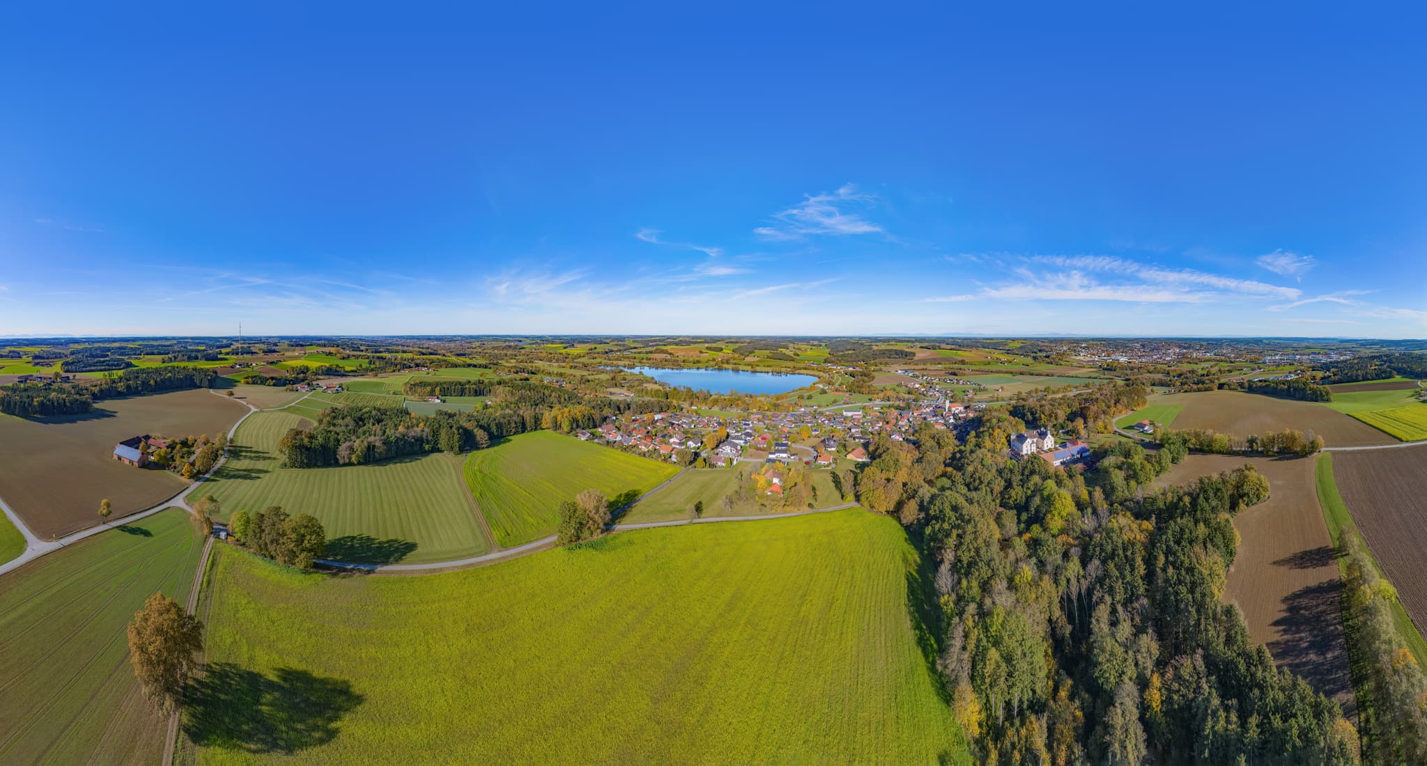 Stausee Landschaft, Postmünster, Rottal-Inn, Niederbayern - Luftbildpanorama des Stausees und der ländlichen Umgebung nahe Postmünster im Landkreis Rottal-Inn, Niederbayern. Es zeigt die Region Holzland in Deutschland.
