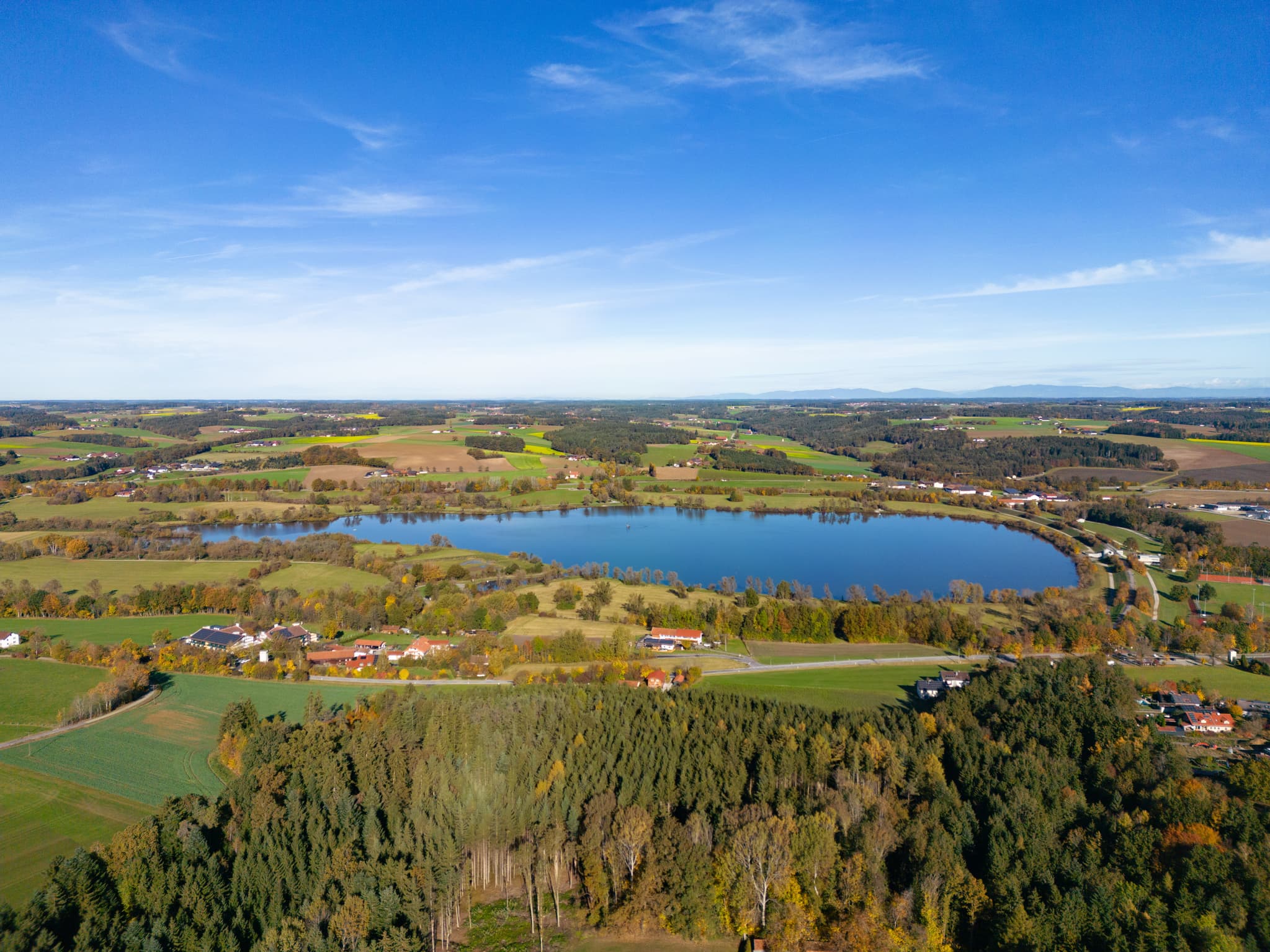 Stausee Luftbild Landschaft, Postmünster, Rottal-Inn - Stausee nahe Postmünster im Landkreis Rottal-Inn, Niederbayern. Die ländliche Region Holzland in Deutschland zeigt den See mit Wald und Feldern.