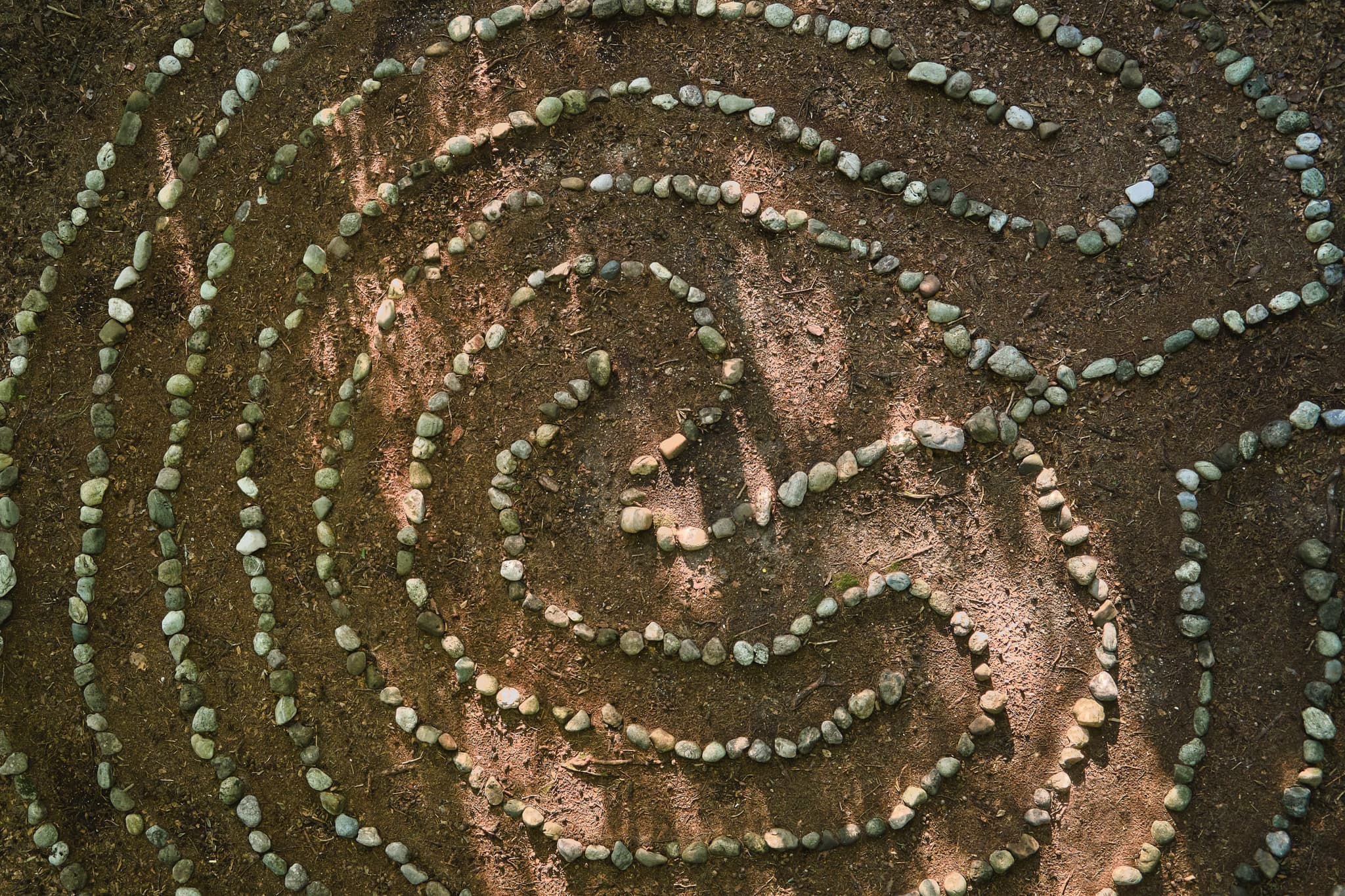 Steinlabyrinth Luftaufnahme Schildthurn, Niederbayern - Luftaufnahme eines Steinlabyrinths in Schildthurn, Ortsteil von Zeilarn im Landkreis Rottal-Inn, Niederbayern, Holzland, Deutschland.