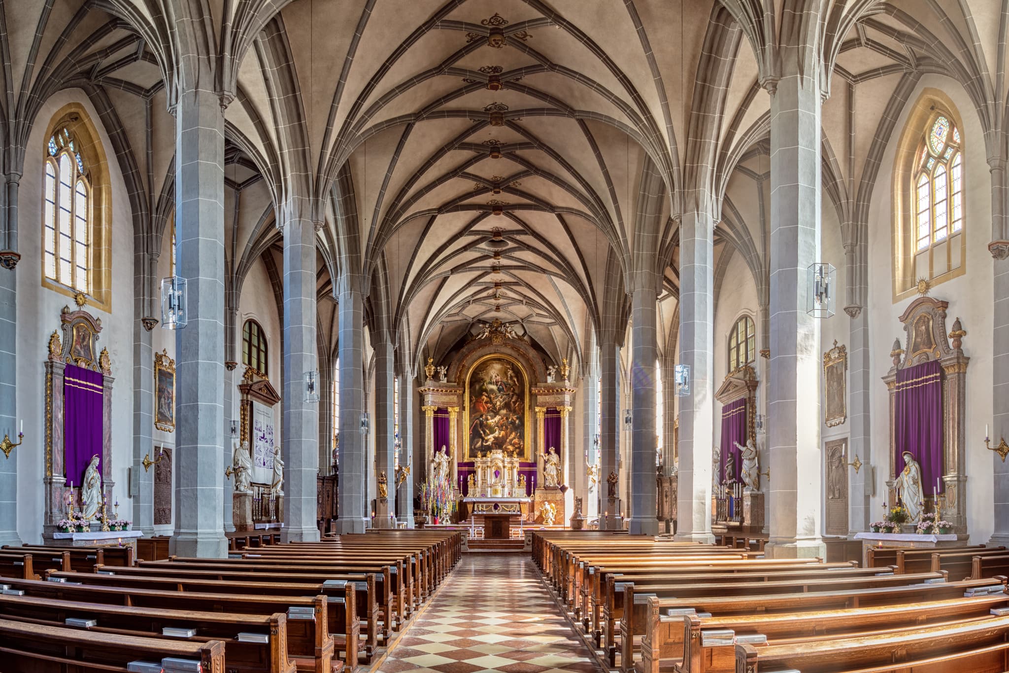 Stiftskirche Innen, Altötting (AÖ), Oberbayern, Inn-Salzach - Panorama der Stiftskirche Altötting, Landkreis Altötting, Oberbayern, Deutschland. Gotisches Gewölbe, Säulen, Kirchenbänke, Altar.