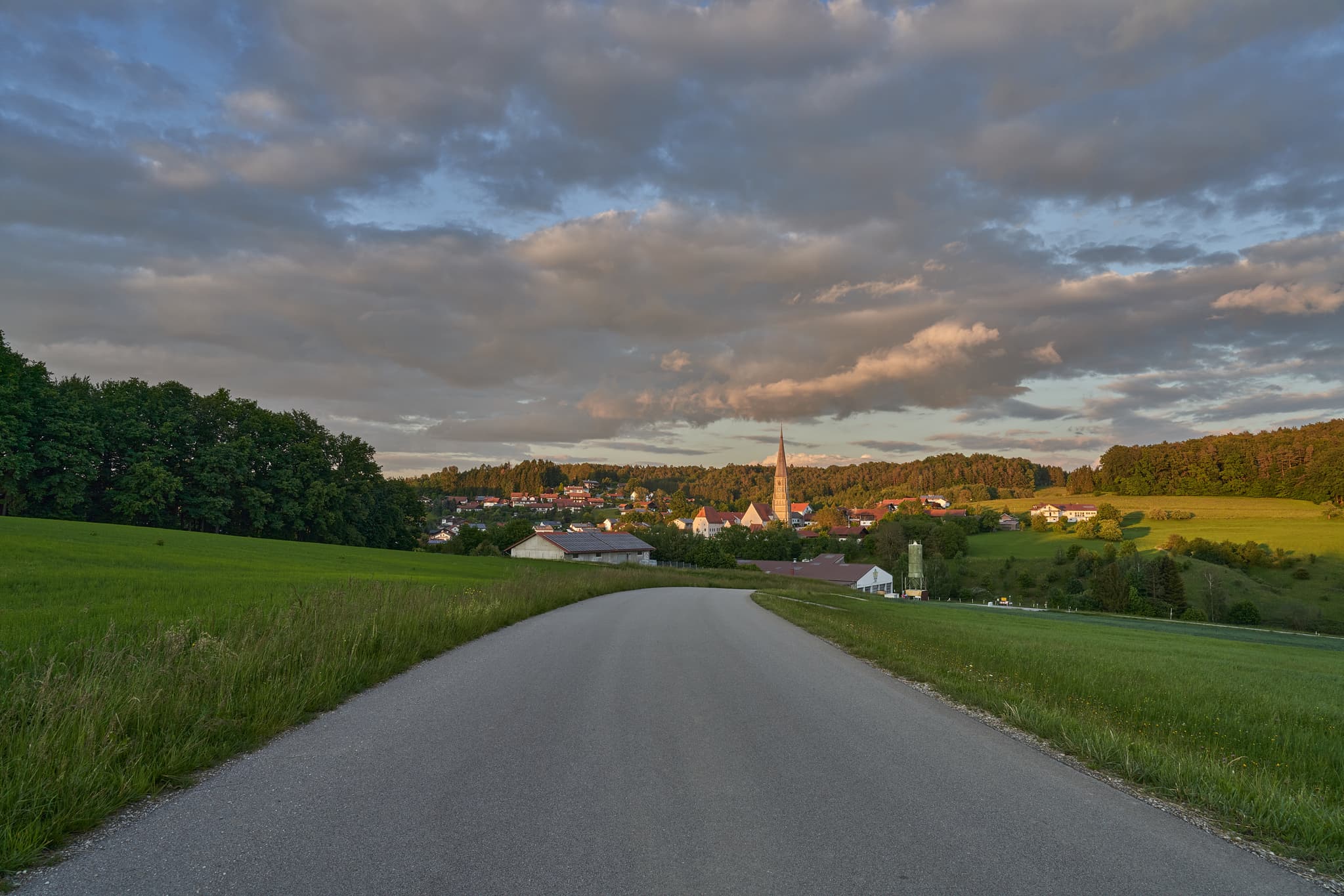 Taubenbach im letzten Licht, Rottal-Inn, Niederbayern - Entdecke Taubenbach in Rottal-Inn, Bayern, Deutschland. Wunderschöne Natur, malerische Ortsansicht und die Landschaft bei Sonnenuntergang