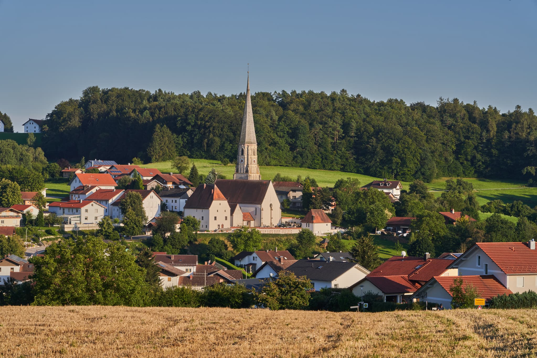 Taubenbach Ortsansicht, Reut, Landkreis Passau, Niederbayern - Idyllische Ortsansicht von Taubenbach in Reut, Landkreis Passau, Niederbayern, Deutschland. Wunderschöne Aussicht auf die Kirche und die umliegende Landschaft