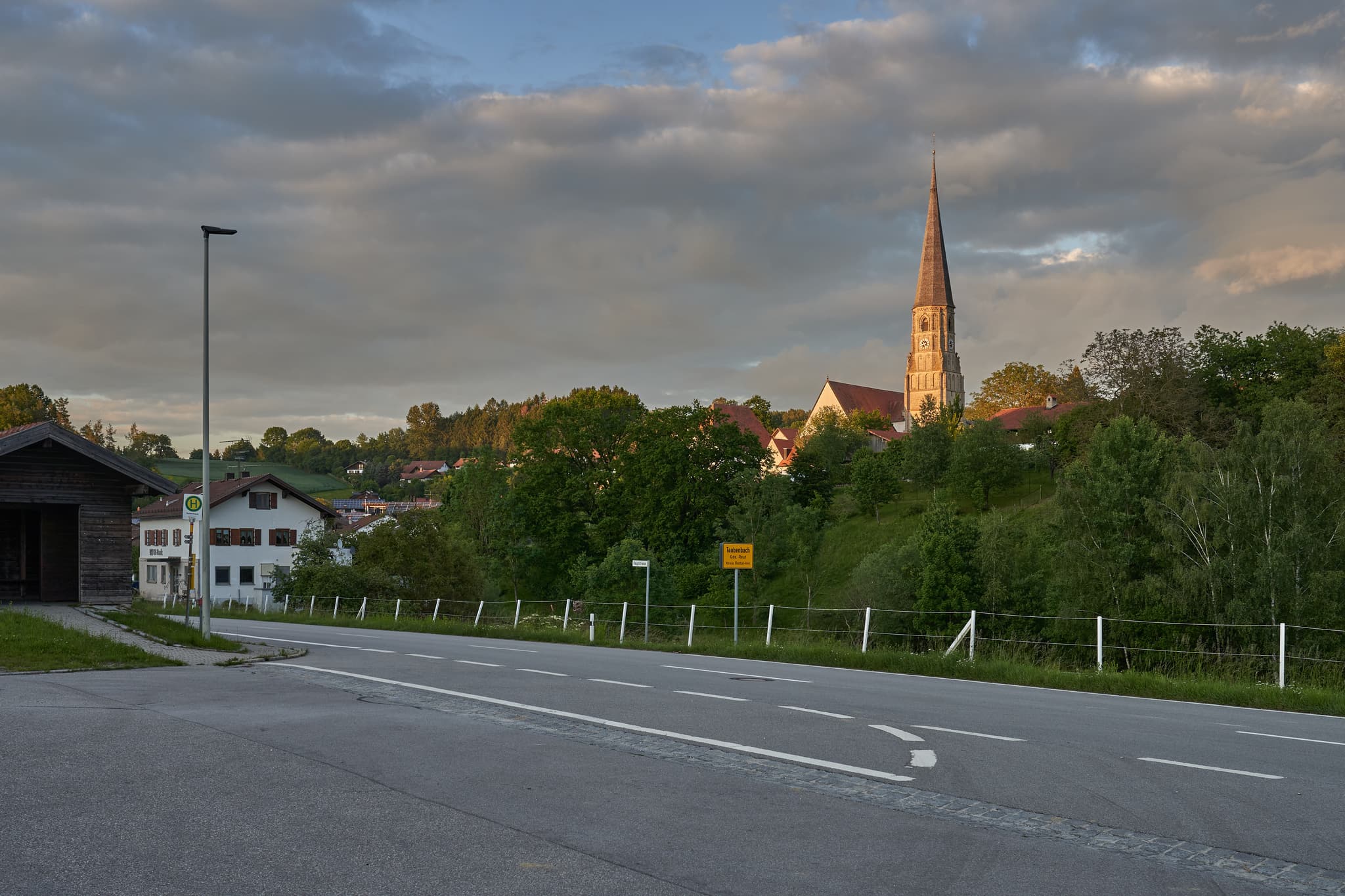 Taubenbach Ortseingang, Landkreis Rotttal-Inn, Niederbayern - Ortsansicht von Taubenbach im Landkreis Rottal-Inn, Niederbayern, Bayern, Deutschland. Letztes Licht am Kirchturm.