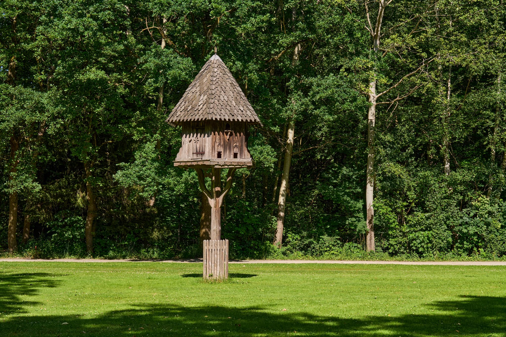 Taubenhaus Kurpark Bad Griesbach, Passau, Niederbayern - Entdecken Sie das Taubenhaus im Kurpark von Bad Griesbach. Eine idyllische Szene im Herzen der Region Rottal, Landkreis Passau, Niederbayern, Deutschland.