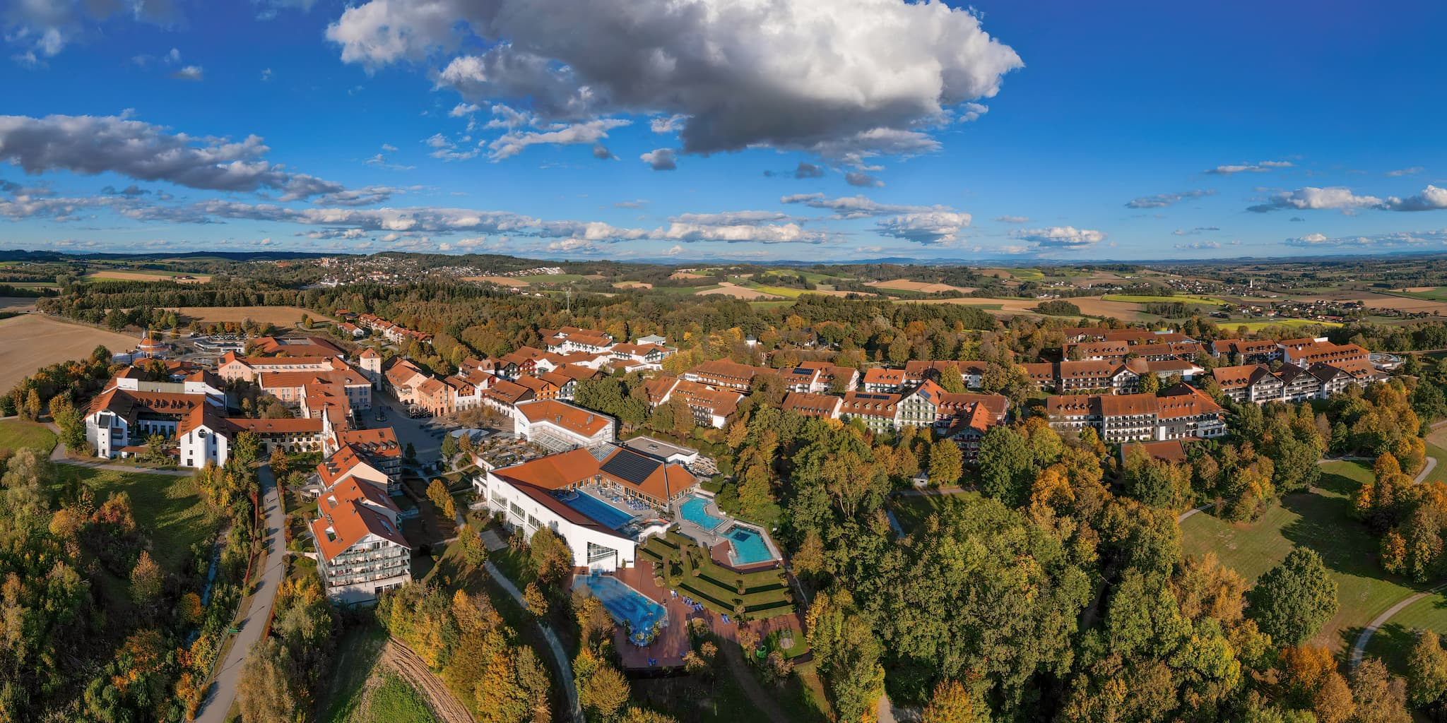 Therme Bad Griesbach, Panorama im Herbst, Passau, Niederbay. - Luftbildaufnahme der Therme Bad Griesbach im Herbst. Das Bild zeigt die Anlage und die umliegende Landschaft,Passau, Niederbayern, Bayern, Bäderdreieck