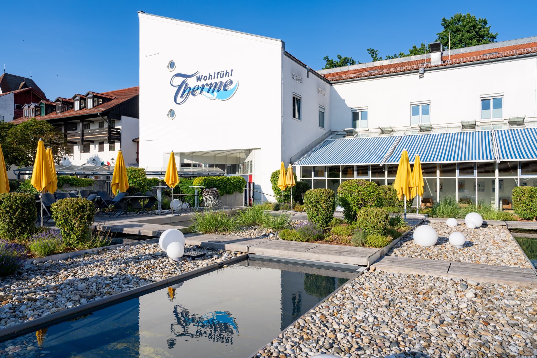Therme Bad Griesbach, Panorama im Herbst, Passau, Niederbay. - Luftbildaufnahme der Therme Bad Griesbach im Herbst. Das Bild zeigt die Anlage und die umliegende Landschaft,Passau, Niederbayern, Bayern, Bäderdreieck