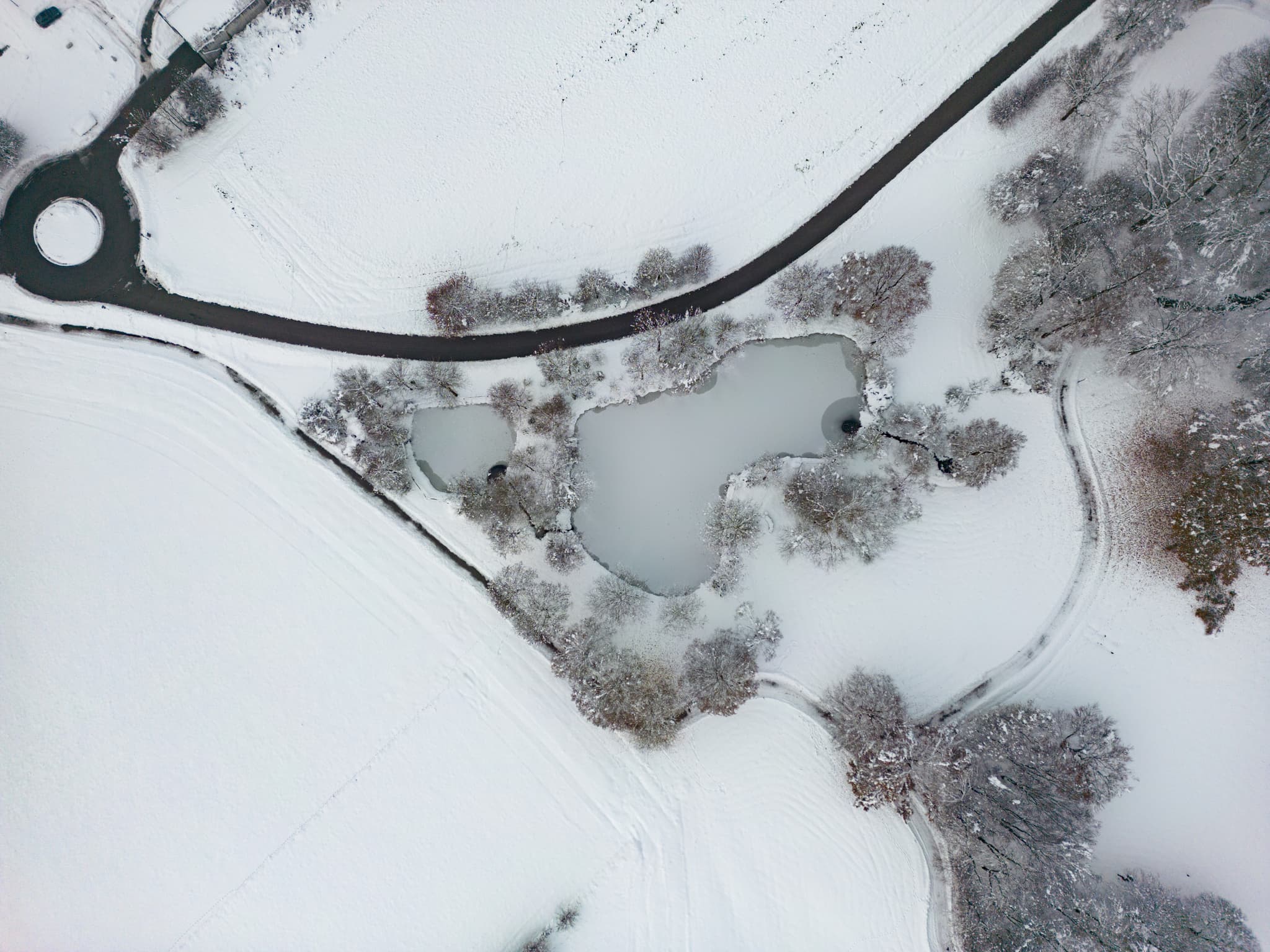 Therme Bad Griesbach, Passau, Niederbayern, Bäderdreieck - Luftbild der Therme Bad Griesbach im Rottal, Niederbayern, Deutschland. Eine verschneite Landschaft mit vereisten Teichen und Wegen im Bäderdreieck.