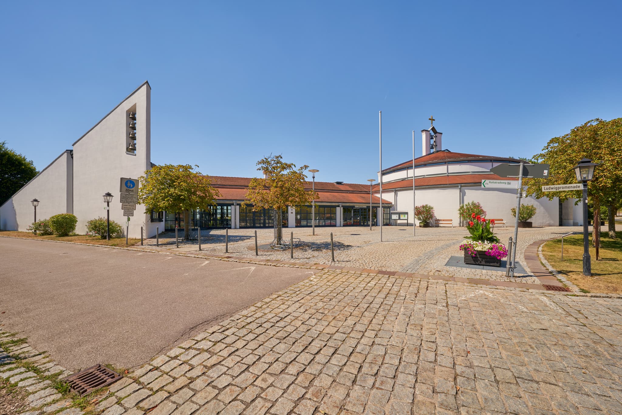 Therme Emmauskirche, Bad Griesbach, Passau, Niederbayern - Die Therme Emmauskirche und das Ökumenische Zentrum in Bad Griesbach im Landkreis Passau, Niederbayern. Ein modernes Kirchengebäude im Herzen des Bäderdreiecks.