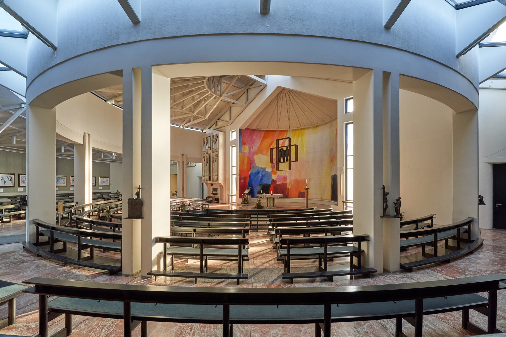 Therme Emmauskirche Bad Griesbach, Passau, Niederbayern - Die Emmauskirche in Bad Griesbach im Landkreis Passau, Niederbayern, ist eine moderne Kirche im Herzen des Bäderdreiecks, Deutschland.