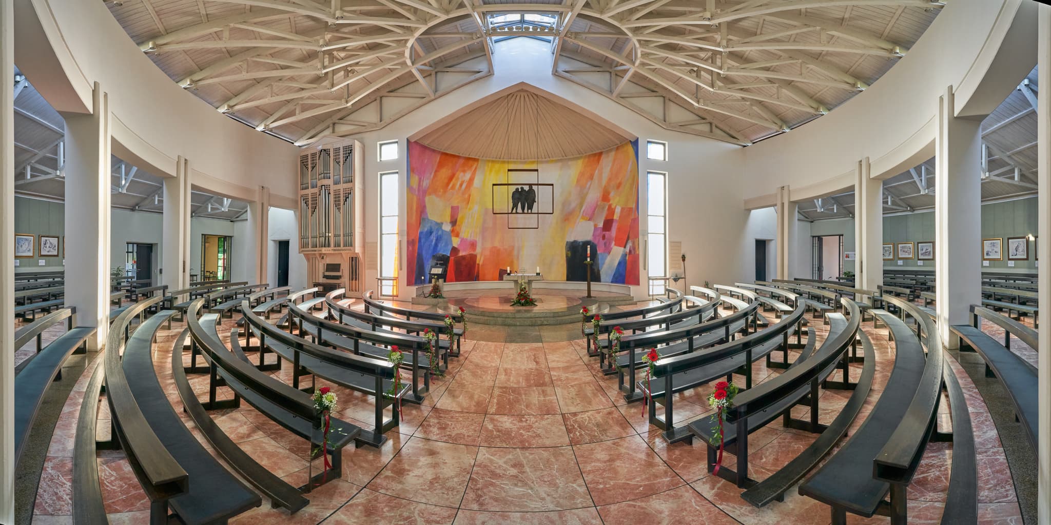 Therme Emmauskirche Pano Bad Griesbach, Passau, Niederbayern - Moderne Therme Emmauskirche in Bad Griesbach, Landkreis Passau, Niederbayern, Deutschland. Der einladende Gottesdienstraum ist Teil des Bäderdreiecks.