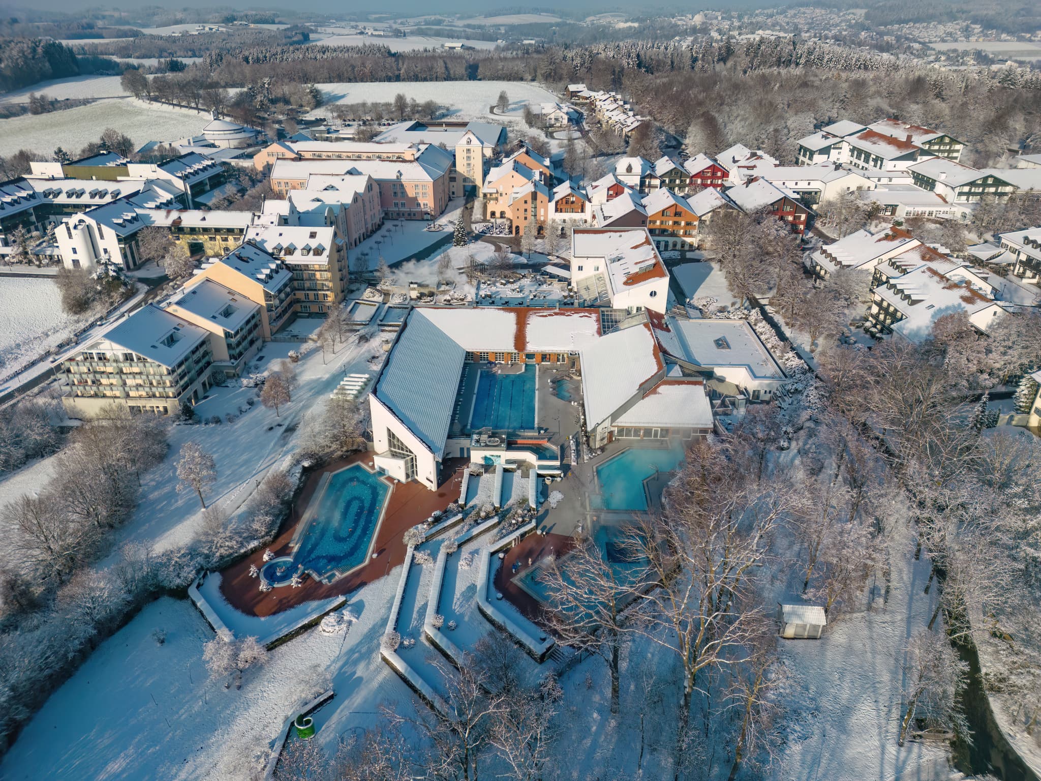 Therme im Winter, Bad Griesbach, Rottal, Niederbayern - Winter-Luftbild der Therme in Bad Griesbach im Rottal, Landkreis Passau, Niederbayern, Deutschland. Eine Schneelandschaft erstreckt sich um die Anlage.