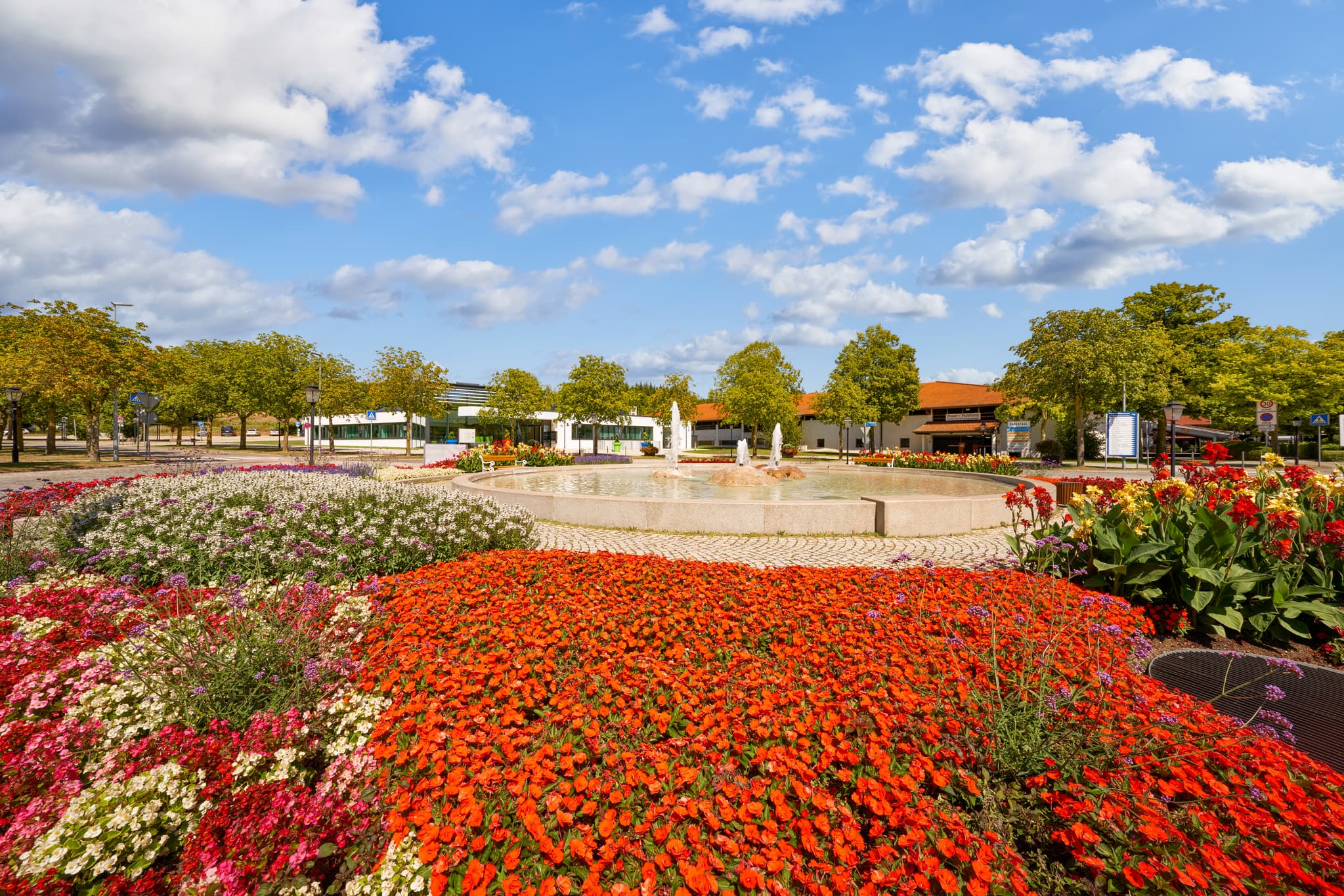 Therme Kreisverkehr Bad Griesbach, Passau, Niederbayern - Farbenprächtiger Thermen-Kreisverkehr mit Blumenbeeten in Bad Griesbach, Landkreis Passau, Niederbayern. Dieses Motiv liegt im Bayerischen Wald, Deutschland.