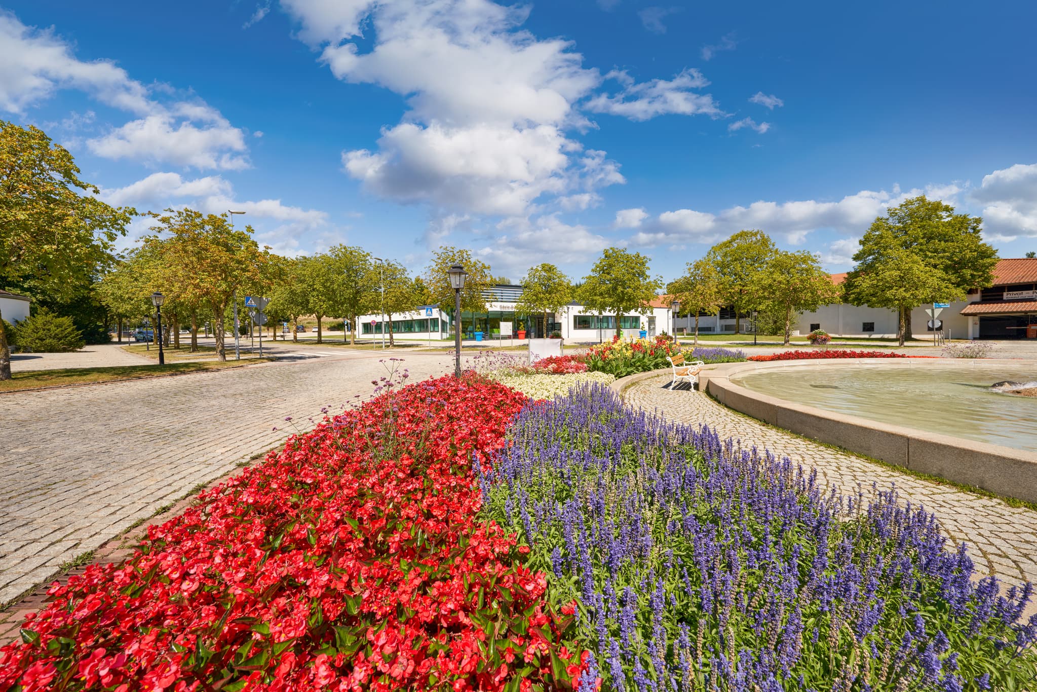 Therme Kreisverkehr Bad Griesbach, Passau, Niederbayern - Farbenprächtiger Thermen-Kreisverkehr mit Blumenbeeten in Bad Griesbach, Landkreis Passau, Niederbayern. Dieses Motiv liegt im Bayerischen Wald, Deutschland.