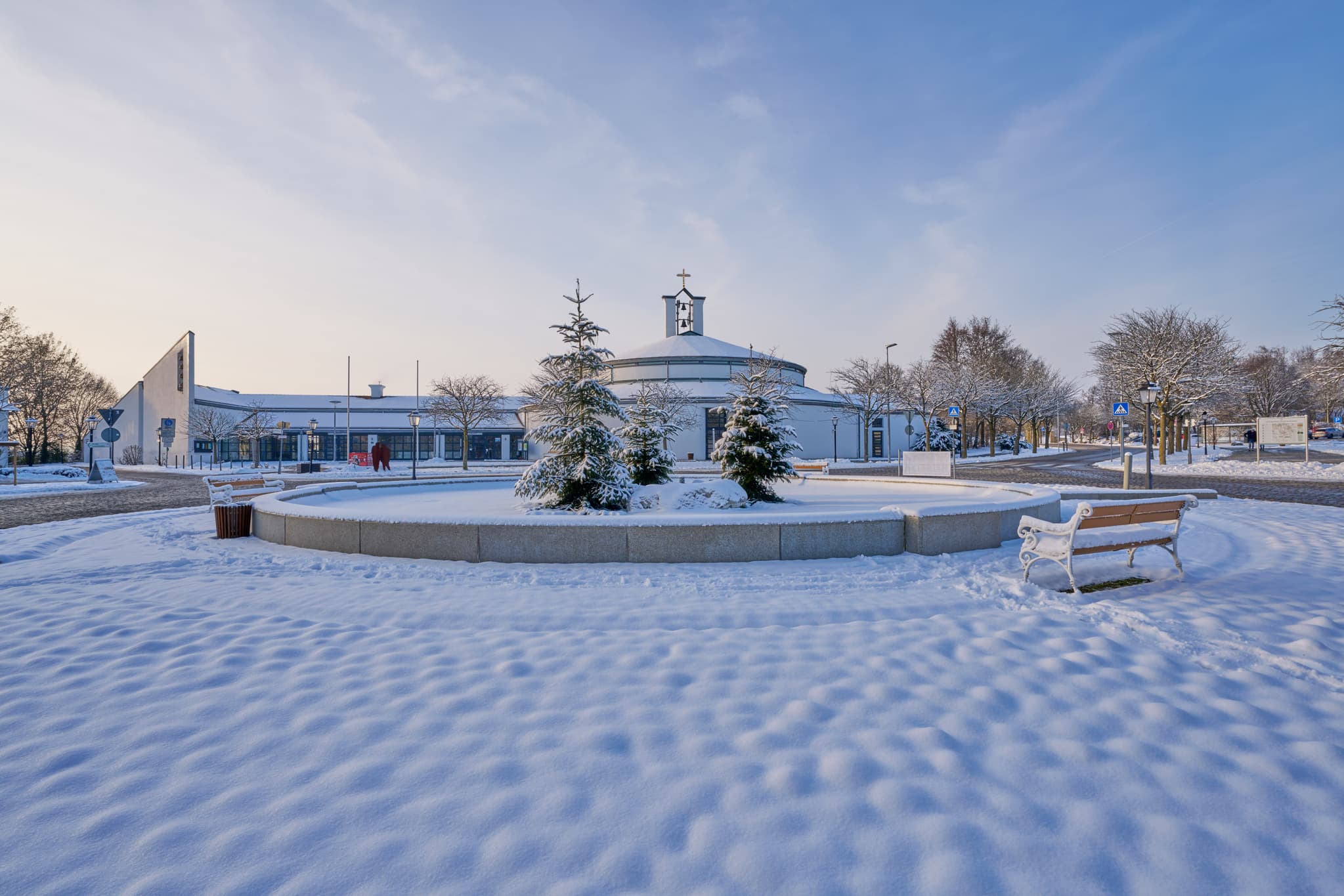 Therme Kreisverkehr im Winter, Passau, Niederbayern - Winteransicht des Therme Kreisverkehrs in Bad Griesbach, Landkreis Passau, Niederbayern. Die verschneite Landschaft des Donau-Waldes in Deutschland.