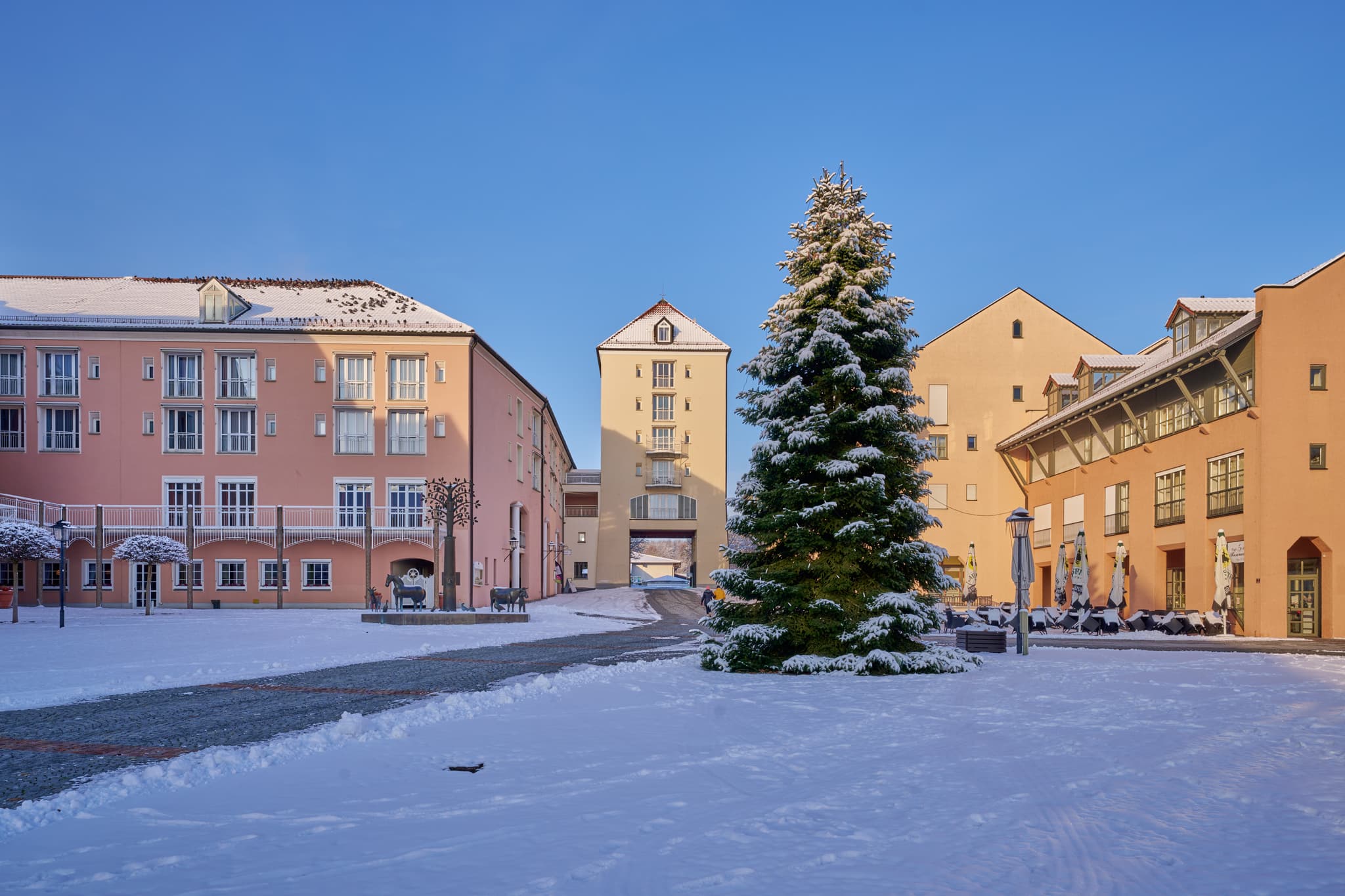 Therme Kurplatz, Bad Griesbach, Passau, Niederbayern, Rottal - Winterliche Ansicht des Kurplatzes in Bad Griesbach im Rottal, Landkreis Passau, Niederbayern, Deutschland. Ein idyllischer Ort mit verschneitem Weihnachtsbaum.