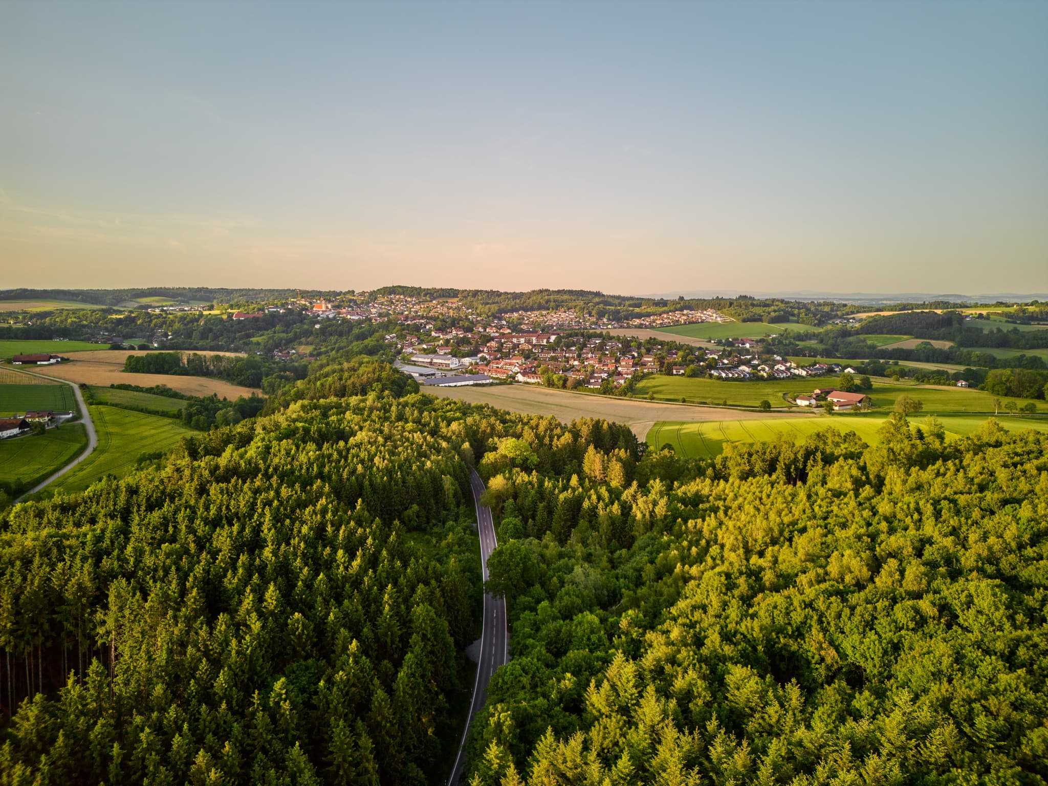 Therme Luftbild, Bad Griesbach, Passau, Bäderdreieck - Luftaufnahme von Bad Griesbach im Bäderdreieck, Niederbayern, Deutschland. Blick über Wald und Felder zur Stadt, bekannt für ihre Thermalbäder.