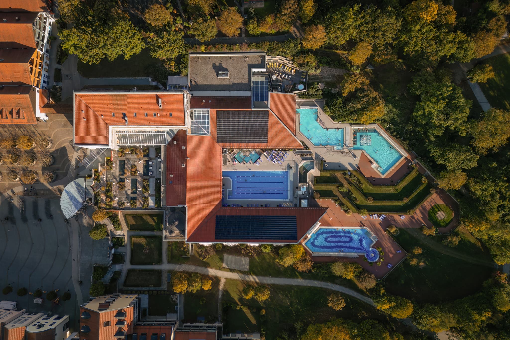 Therme Luftbild, Bad Griesbach, Passau, Niederbayern - Therme Bad Griesbach in Niederbayern, Niederbayern, Bäderdreieck, Deutschland. Das Bild zeigt die Gebäude und Poolanlage der Therme.
