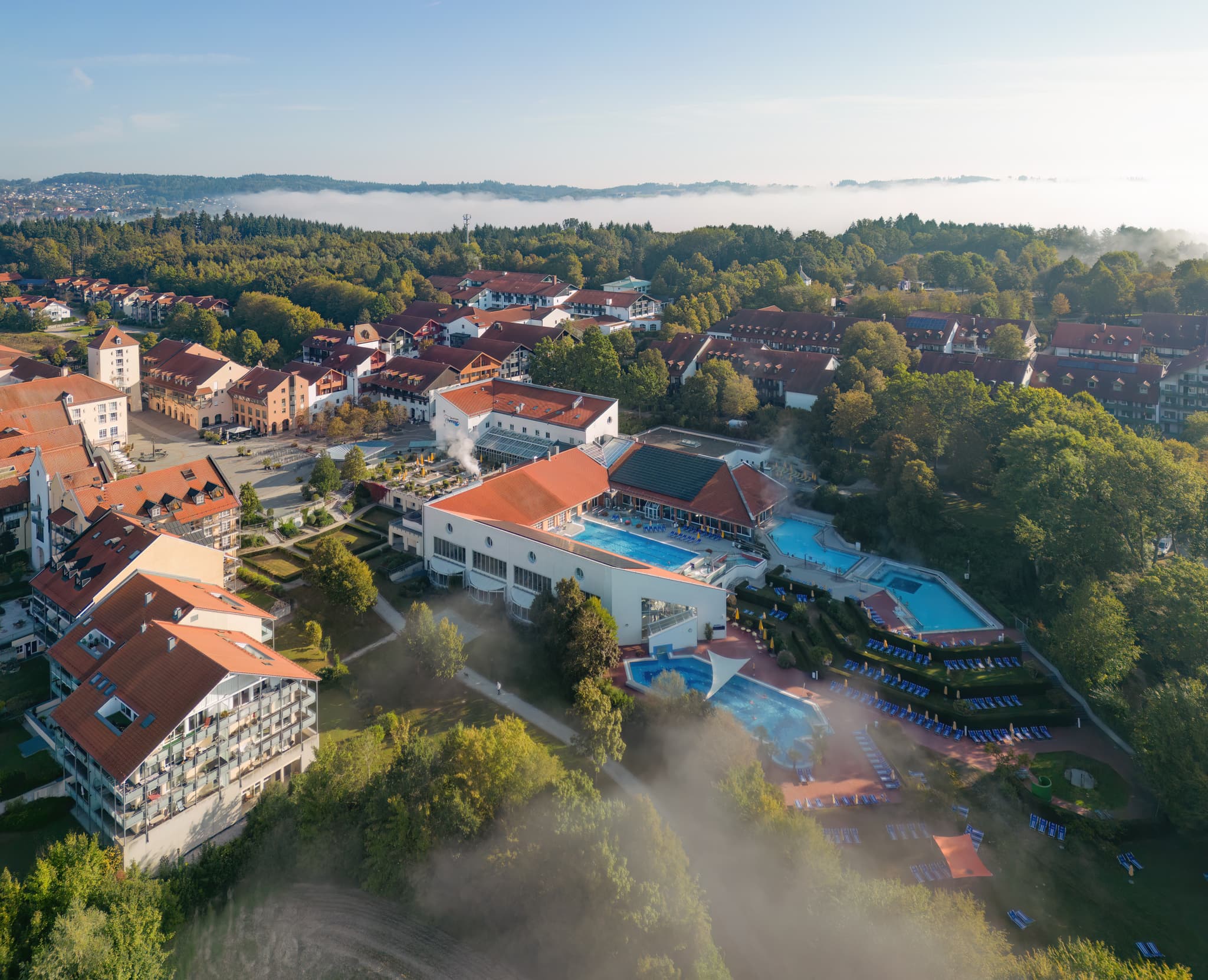 Therme Luftbild Herbst, Bad Griesbach, Passau, Bäderdreieck - Luftbildaufnahme der Therme Bad Griesbach im Herbst. Das Bild zeigt die Außenanlagen mit Pools und die umliegende Landschaft. Landkreis Passau, Niederbayern.