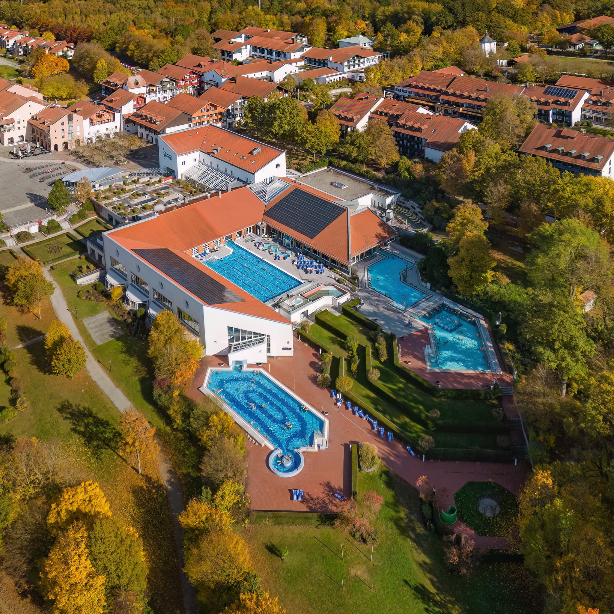 Therme Luftbild Herbst, Bad Griesbach, Passau, Bäderdreieck - Luftbildaufnahme der Therme Bad Griesbach im Herbst. Das Bild zeigt die Außenanlagen mit Pools und die umliegende Landschaft. Landkreis Passau, Niederbayern.