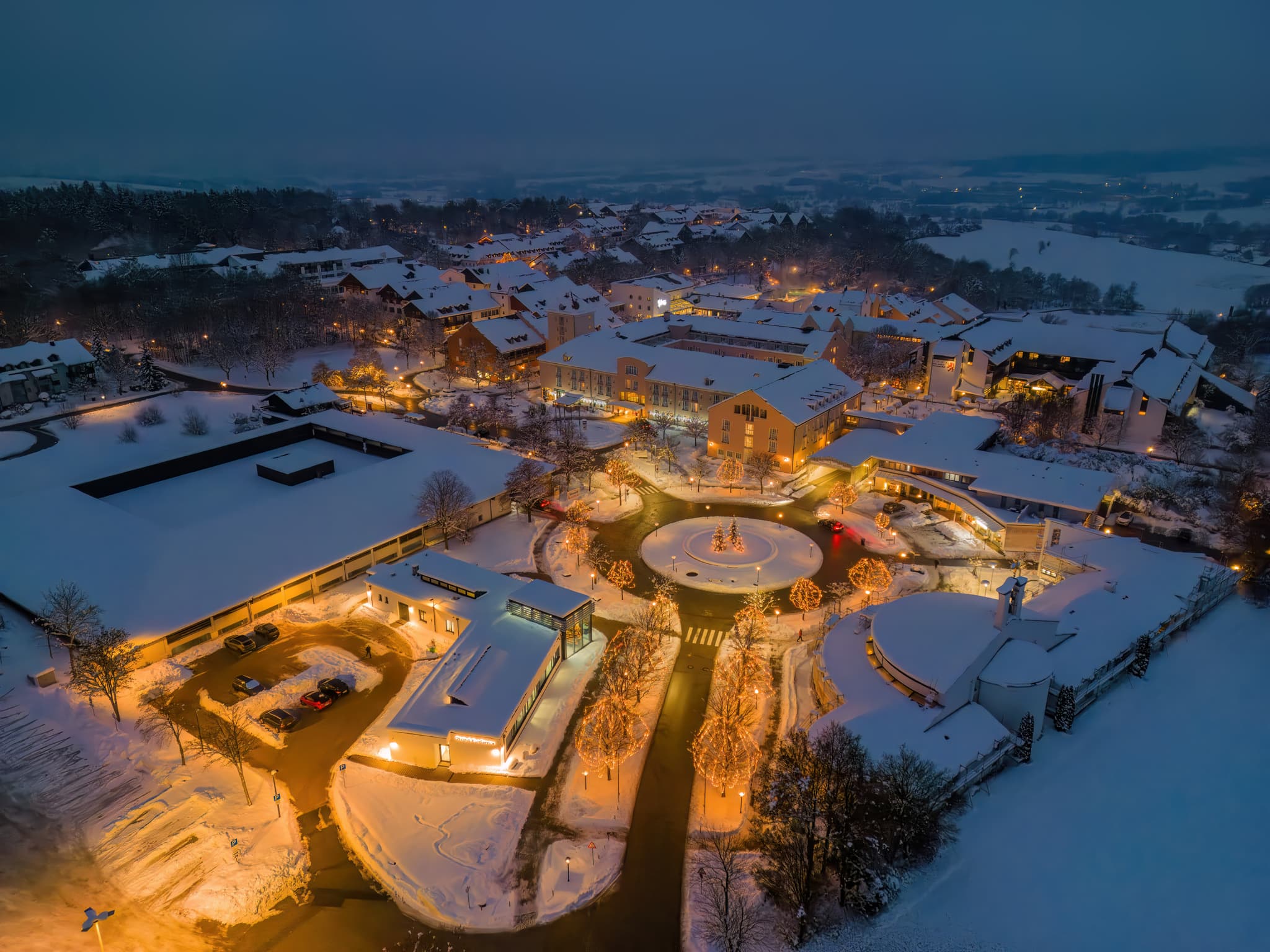 Therme Nacht Luftbild Winter, Bad Griesbach, Passau - Luftbild der beleuchteten Therme in Bad Griesbach im Landkreis Passau, Niederbayern. Eine winterliche Nachtaufnahme aus der Region Donau-Wald, Deutschland.