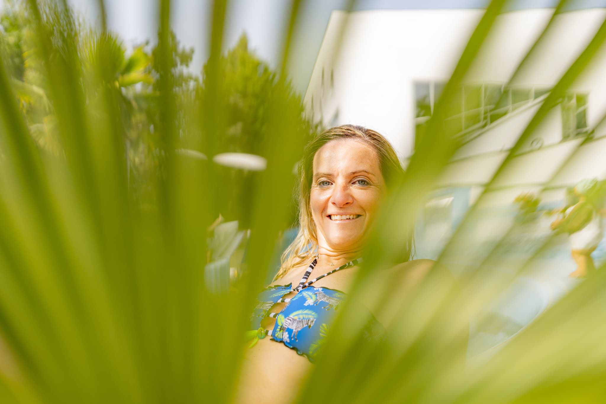 Therme unte Palmen. Wohlfühltherme Bad Griesbach, Passau - Urlaub in der bayerischen Toskana unter Palmen. Wohlfühltherme Bad Griesbach, Außenanlagen mit Strudel und Schwimmnudeln, Passau, Niederbayern.