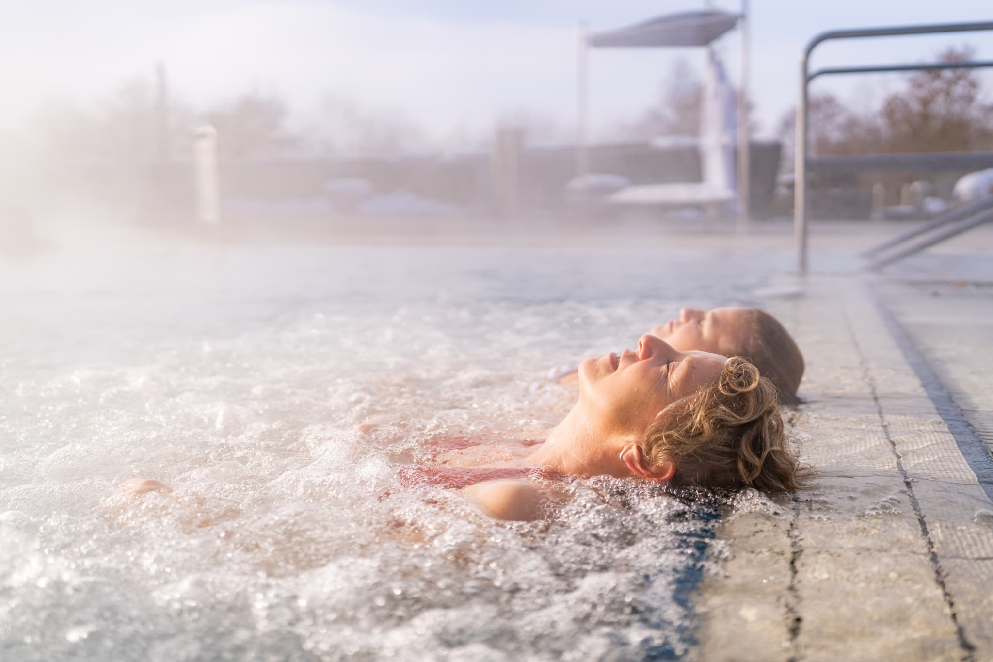 Therme Wohlfühltherme Winter dampfend, Bad Griesbach - Entspannung im dampfenden Thermalwasser der Wohlfühltherme Bad Griesbach. Gelegen im Landkreis Passau, Niederbayern, Region Donau-Wald, Deutschland.