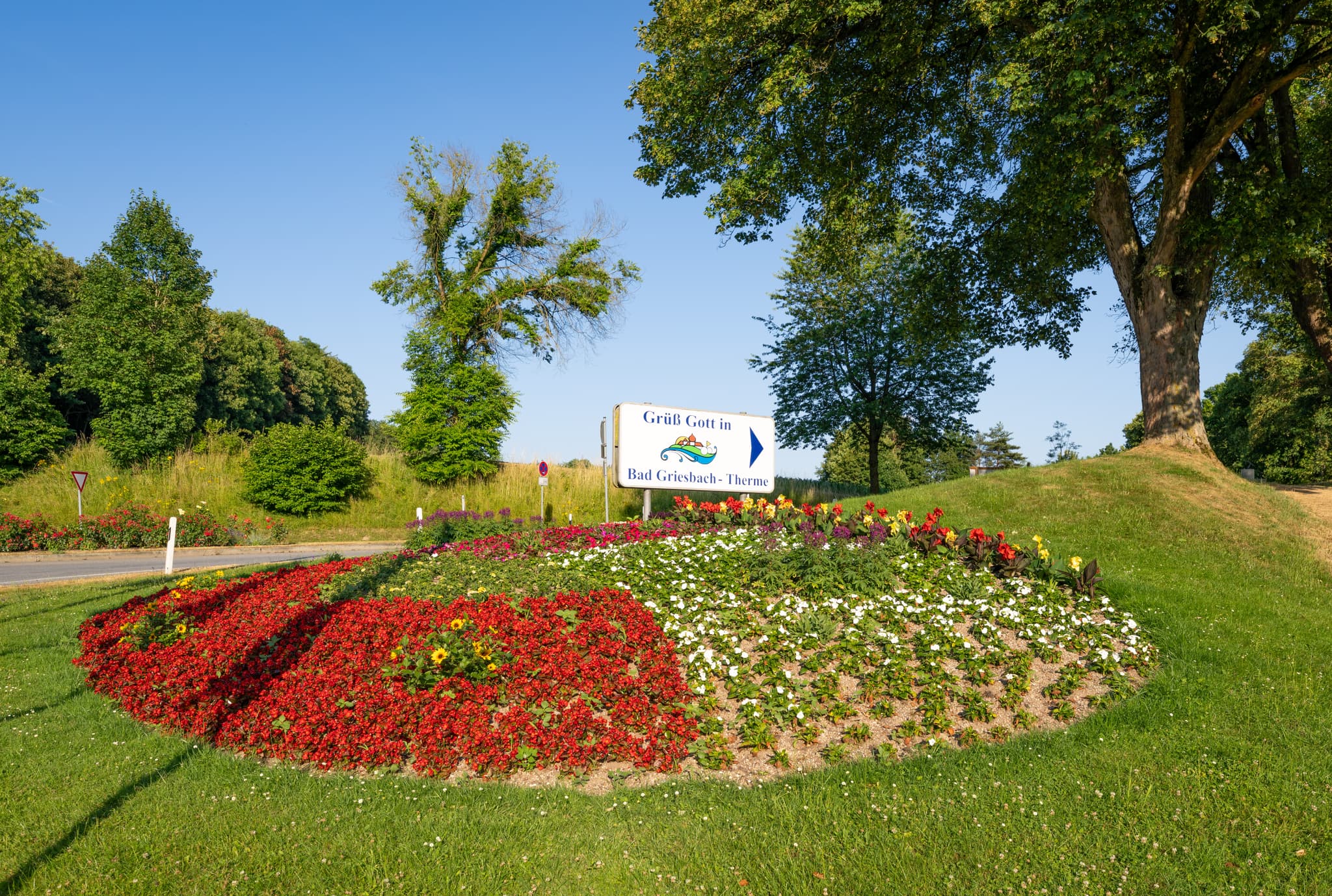 Therme Zufahrt Bad Griesbach, Passau, Bäderdreieck - Farbenprächtiges Blumenbeet an der Zufahrt zur Therme in Bad Griesbach, Passau, Niederbayern. Einladende Ansicht des Bäderdreiecks in Deutschland.