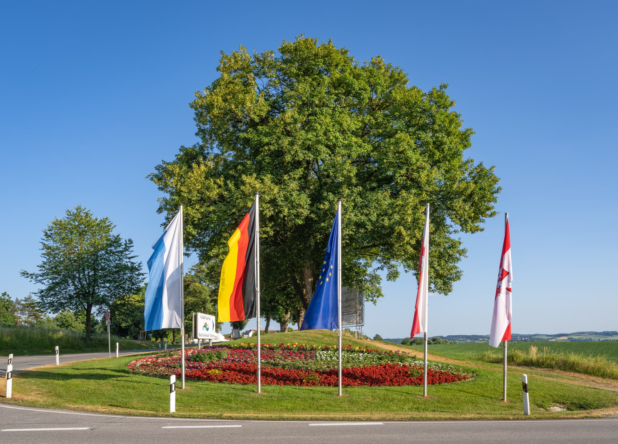 Therme Zufahrt, Bad Griesbach, Passau, Niederbayern - Einladende Therme Zufahrt Blumenbeet und Fahnen in Bad Griesbach, Landkreis Passau, Niederbayern, Deutschland. Eine Ansicht im Bäderdreieck.